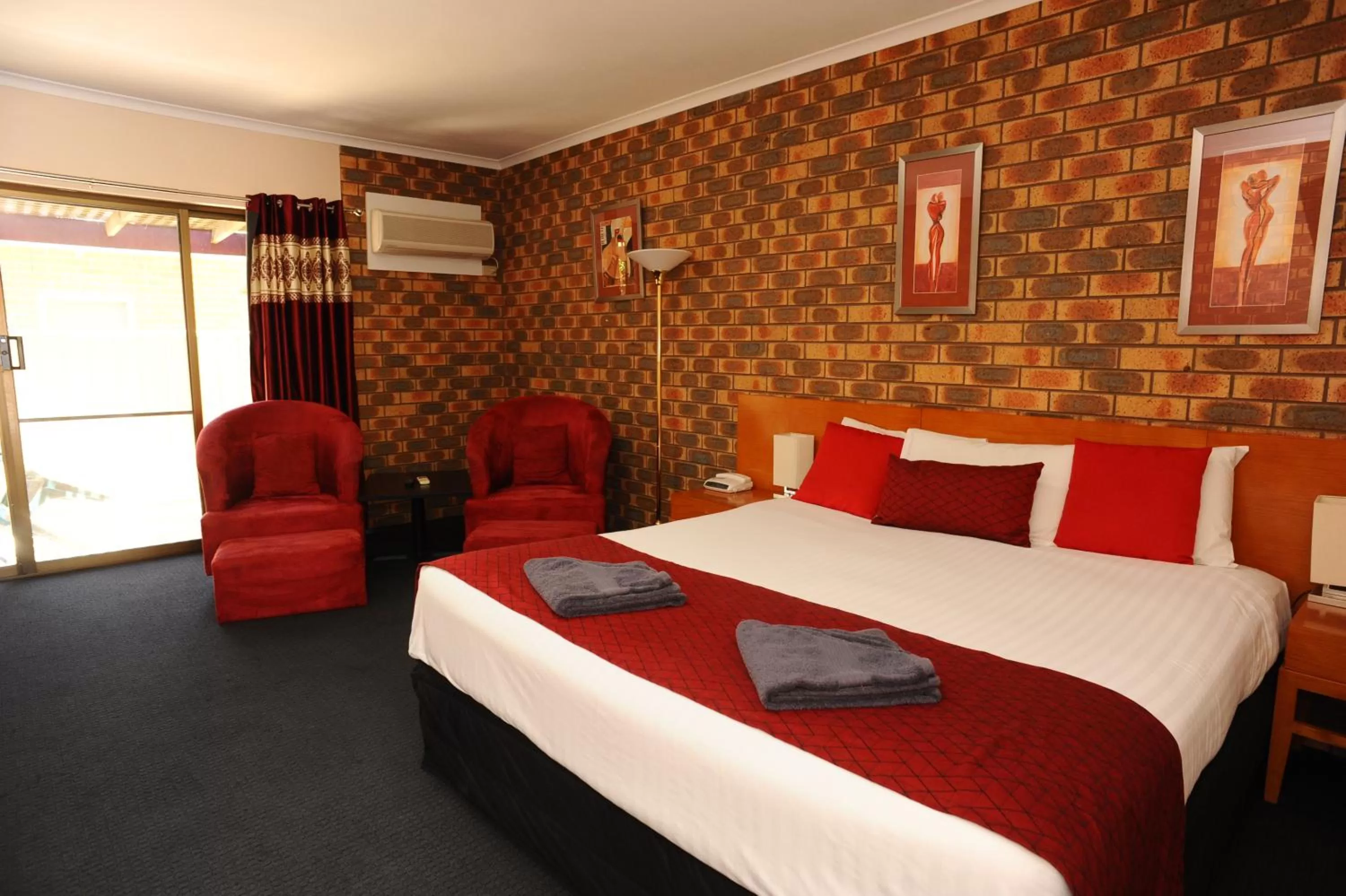 Photo of the whole room, Bed in Horsham Mid City Court Motel