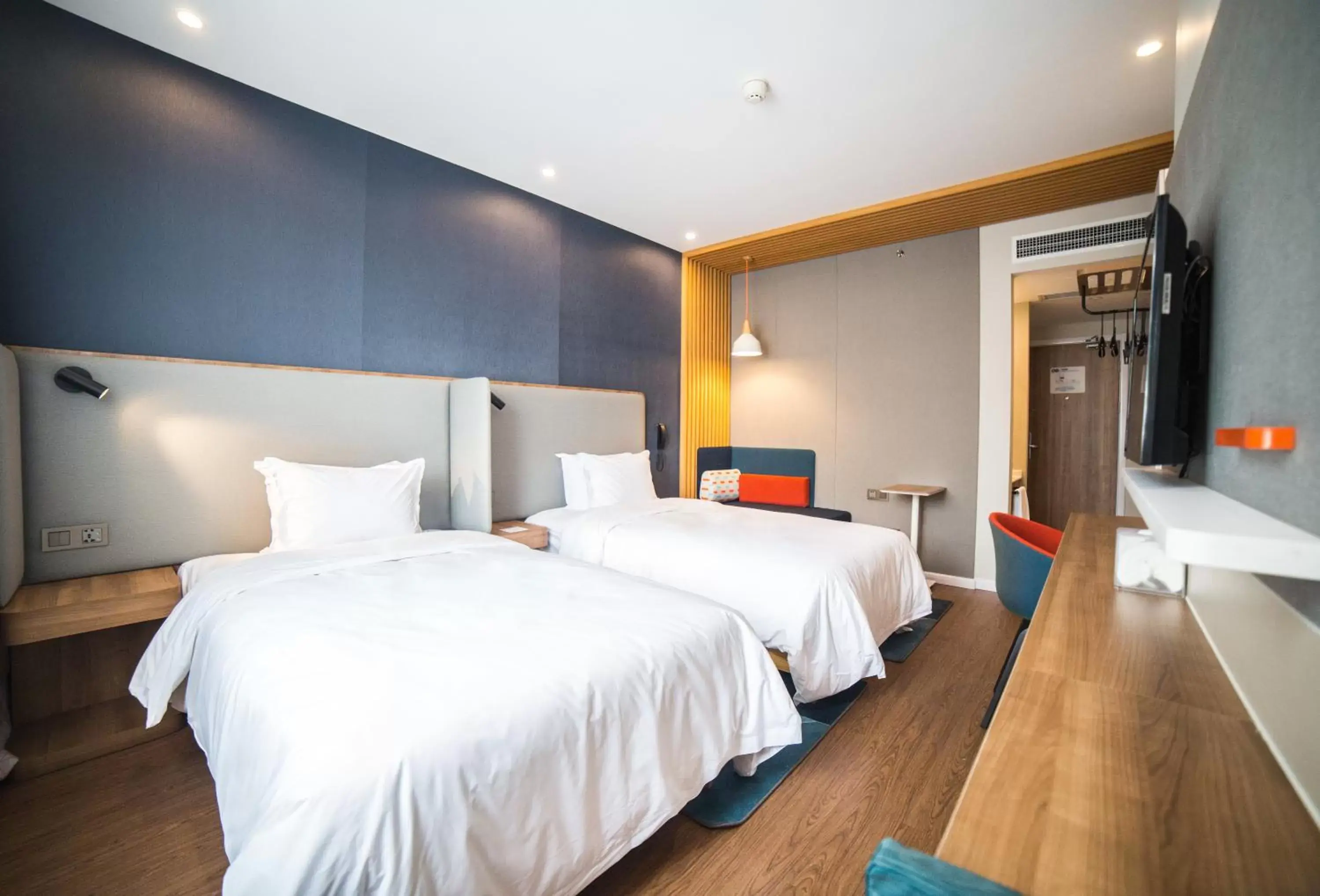 Photo of the whole room, Bed in Holiday Inn Express Nanjing Xuanwu Lake, an IHG Hotel