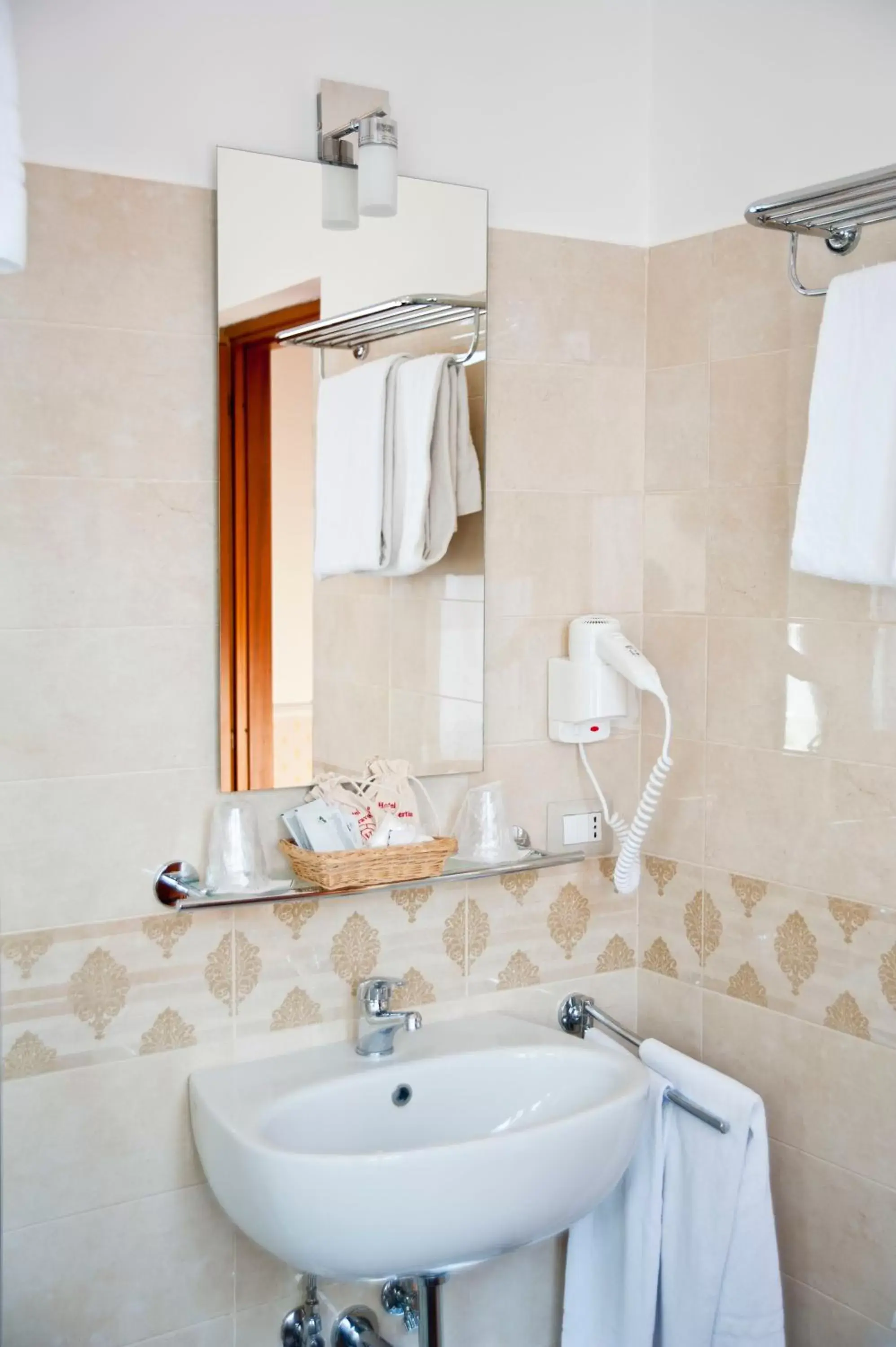 Bathroom in Hotel Arco Di Travertino