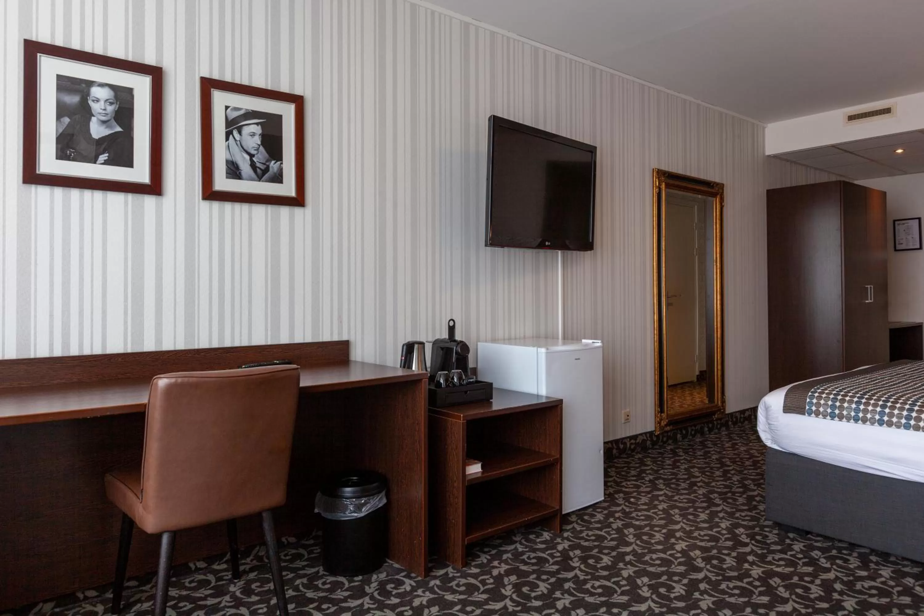 Seating area, Bed in Amsterdam Hotel Uithoorn