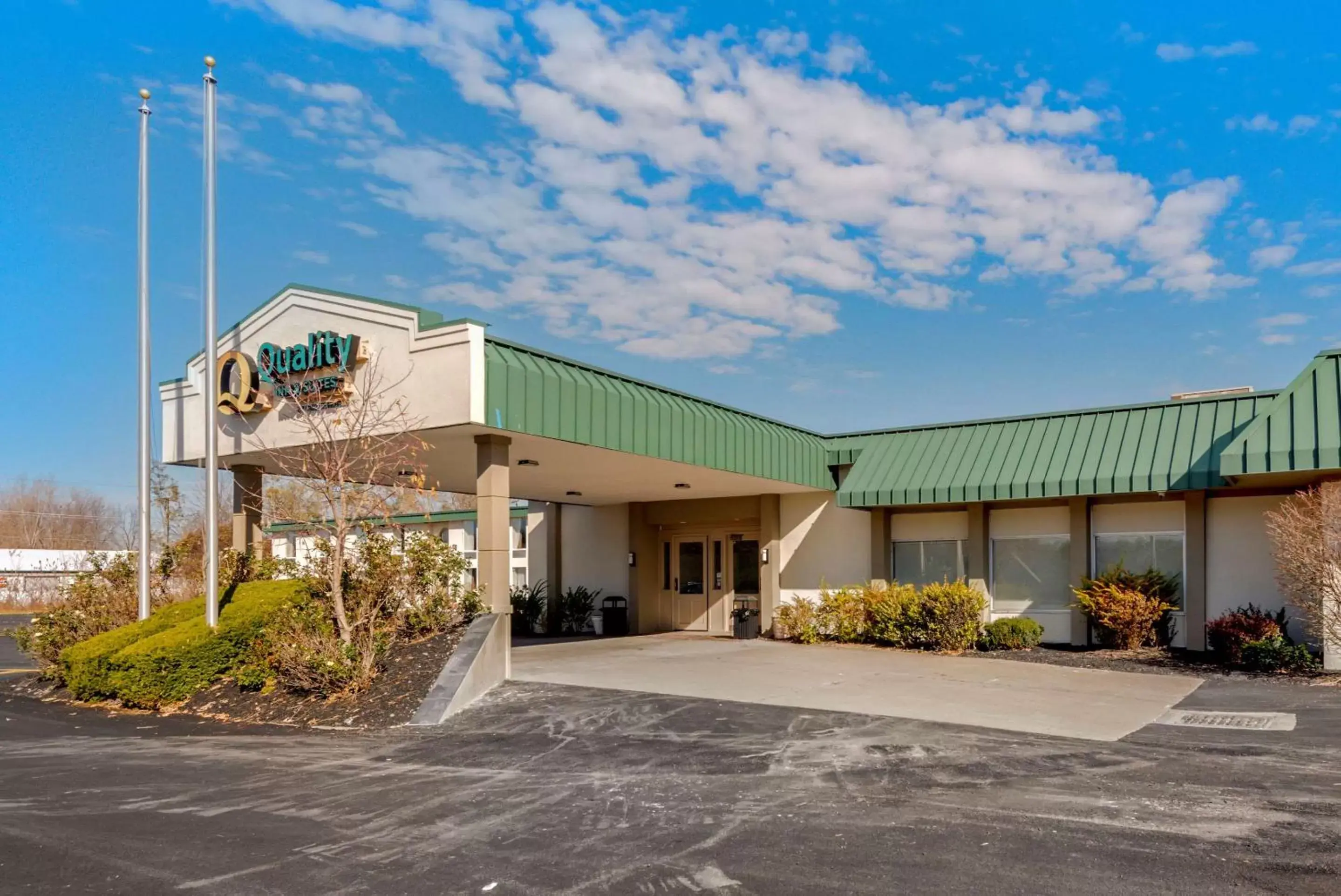 Property Building in Quality Inn & Suites New Hartford - Utica