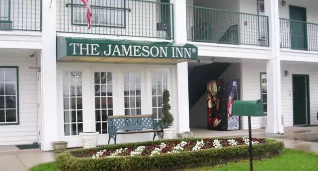 Patio in Jameson Inn - Perry