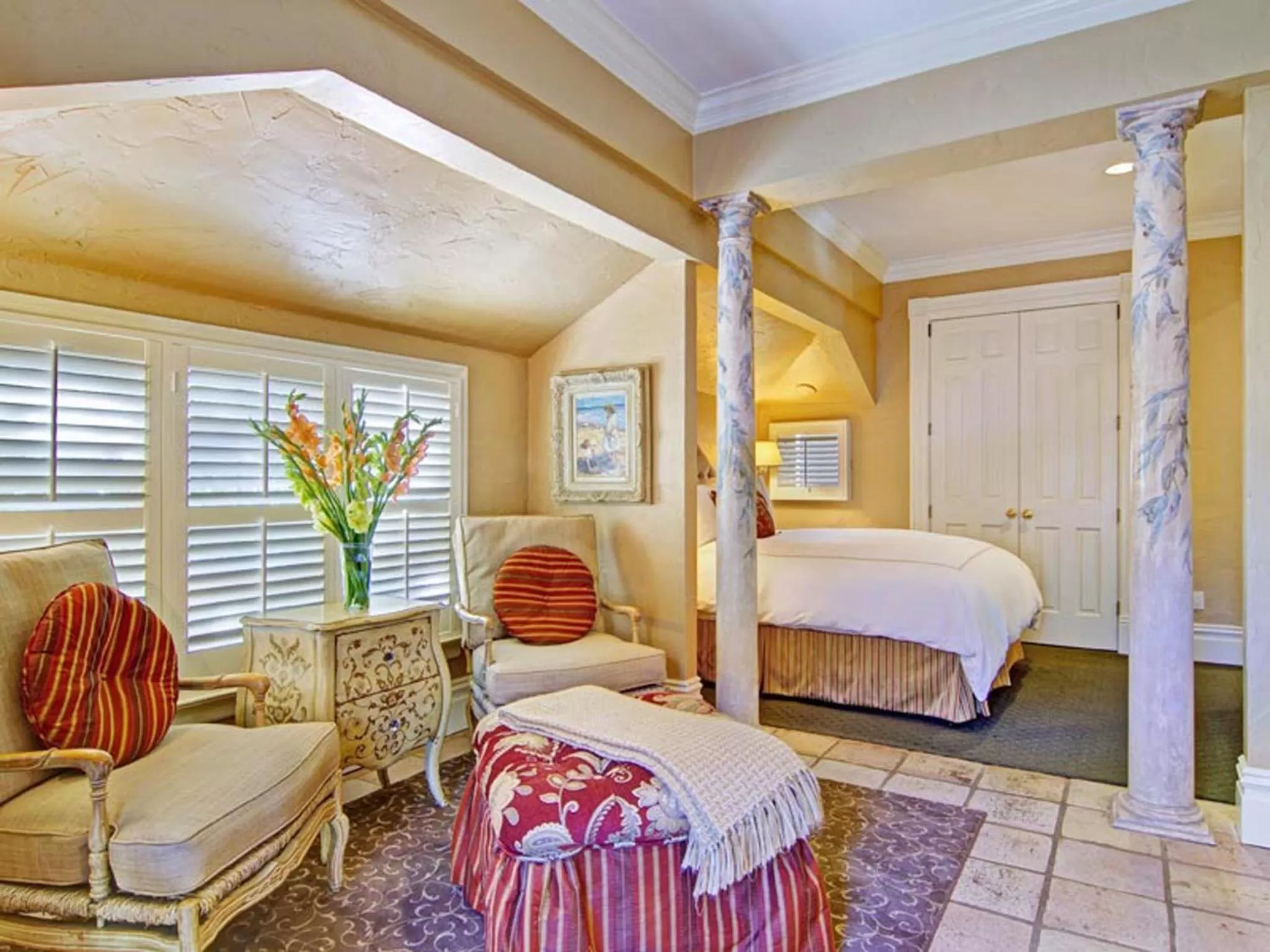 Seating area, Bed in Inn at Depot Hill