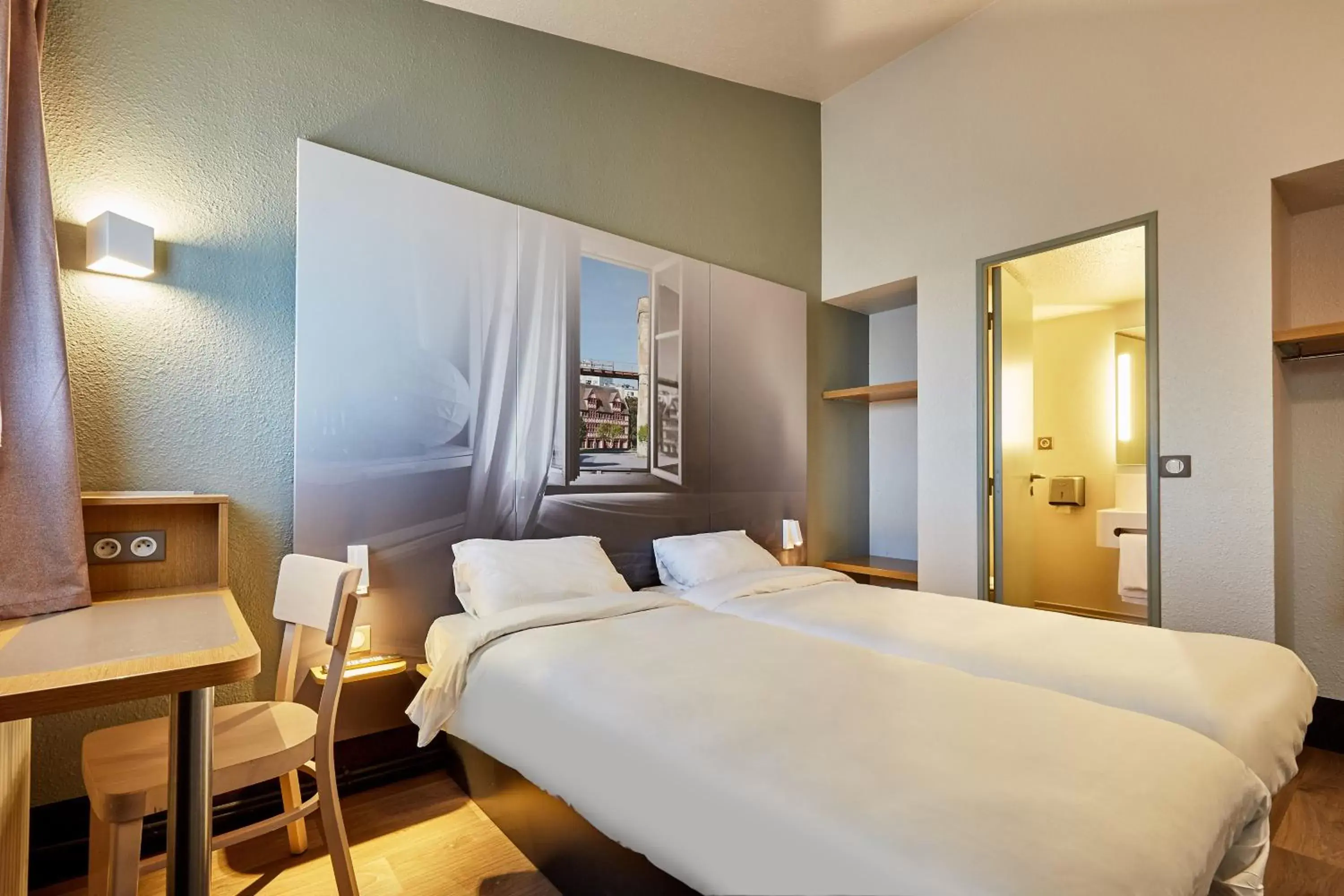 Bedroom, Bed in B&B HOTEL CAEN Sud