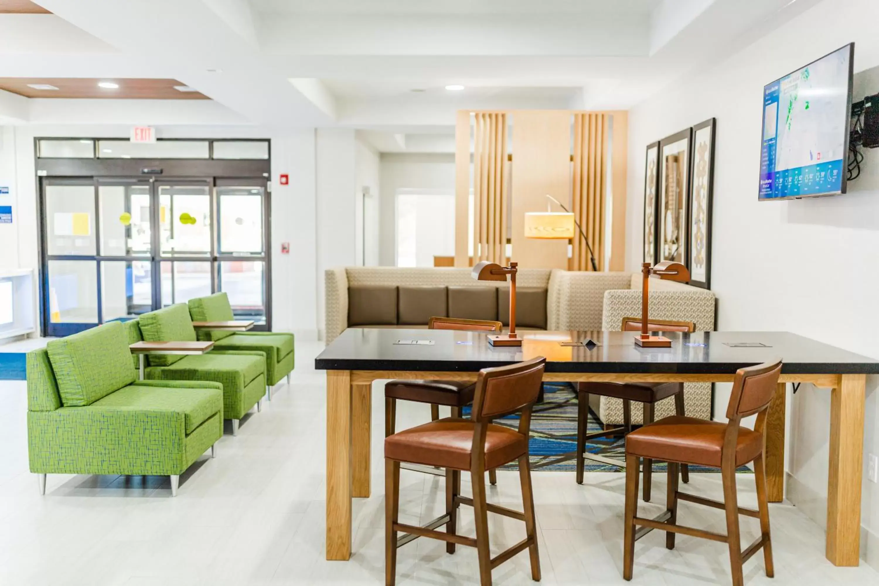 Lobby or reception, Lounge/Bar in Holiday Inn Express Hotel & Suites Greenville, an IHG Hotel
