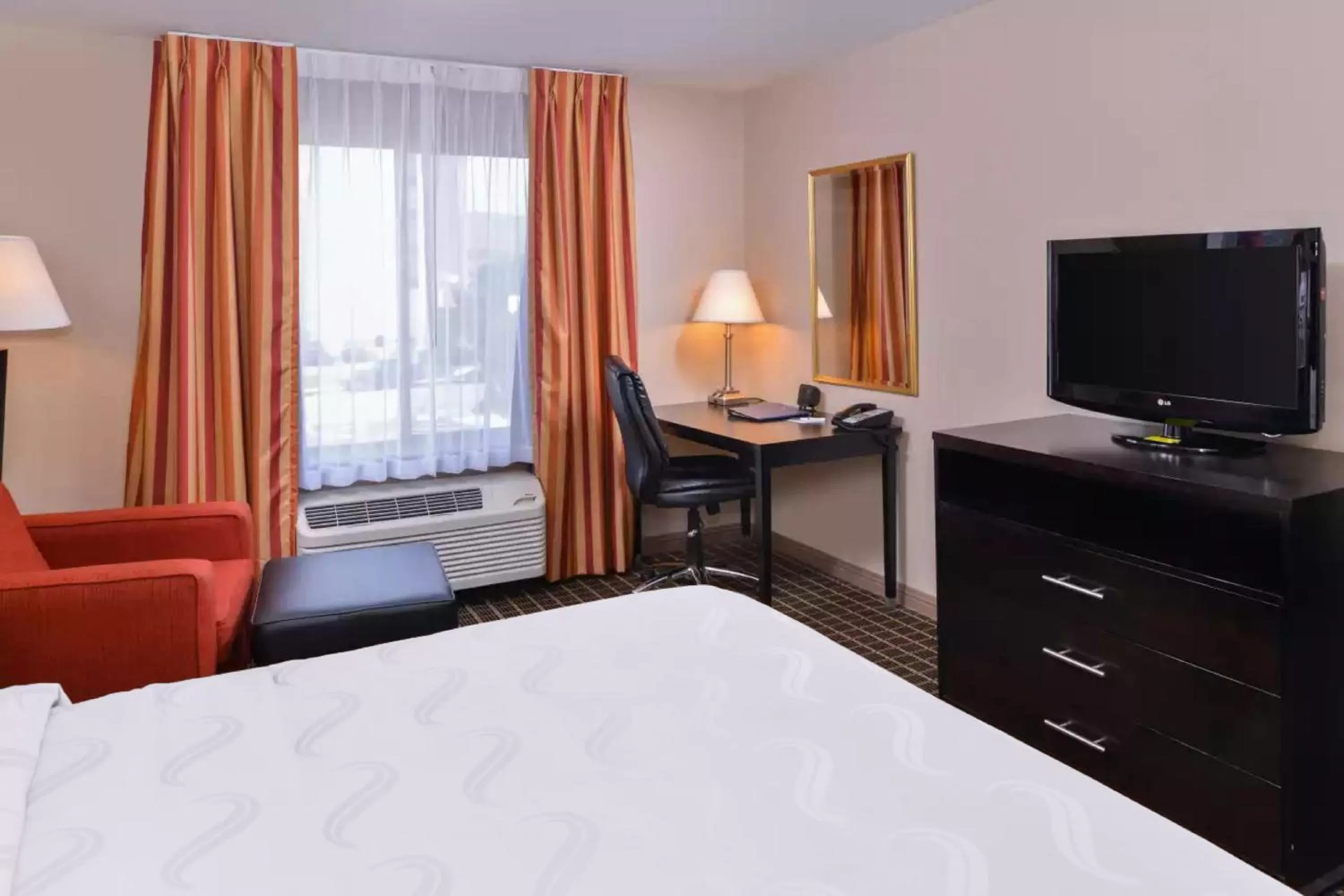 Photo of the whole room, Bed in Hotel Nova SFO