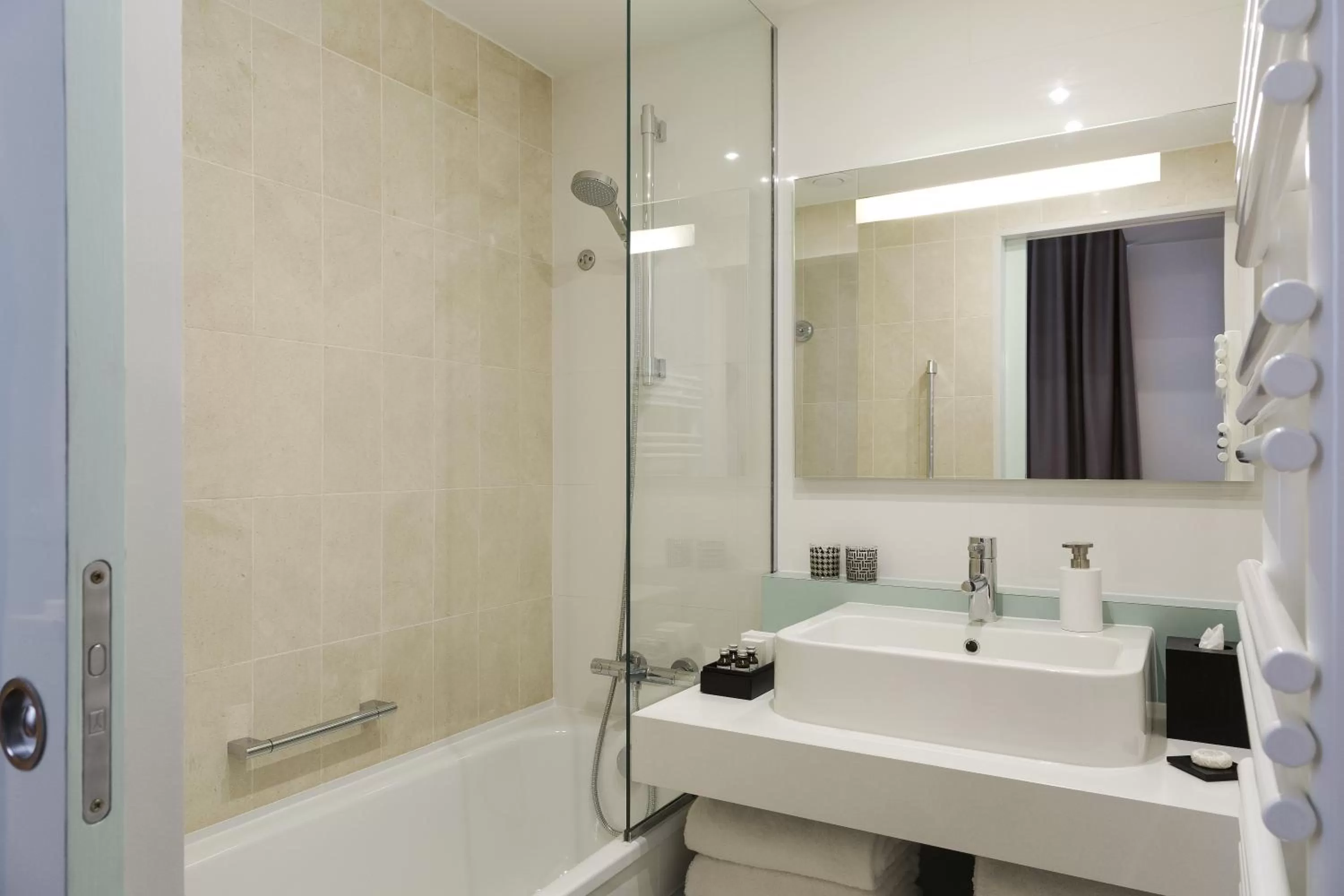 Bathroom in Citadines Opéra Paris