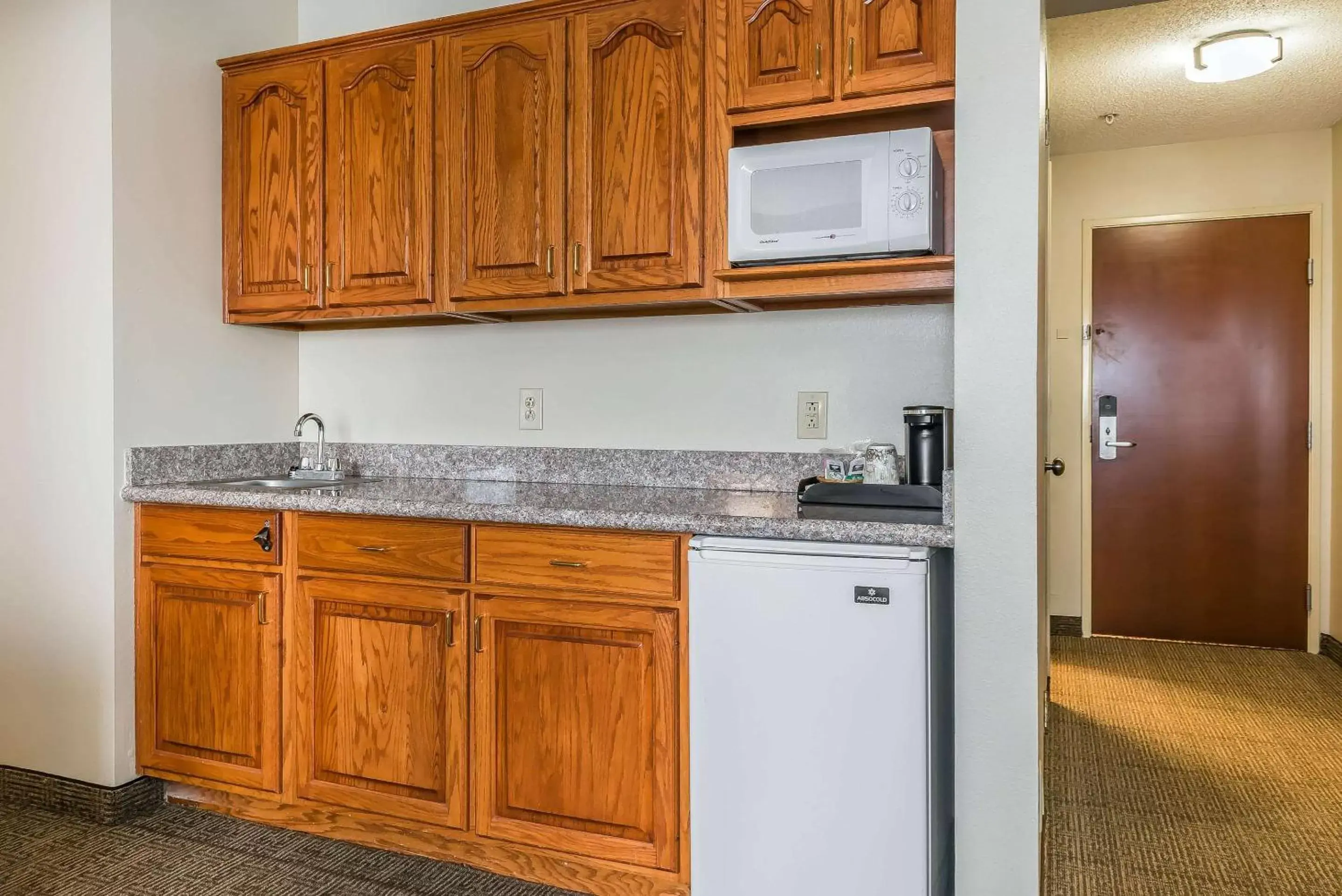 Photo of the whole room, Kitchen/Kitchenette in Comfort Suites Springfield