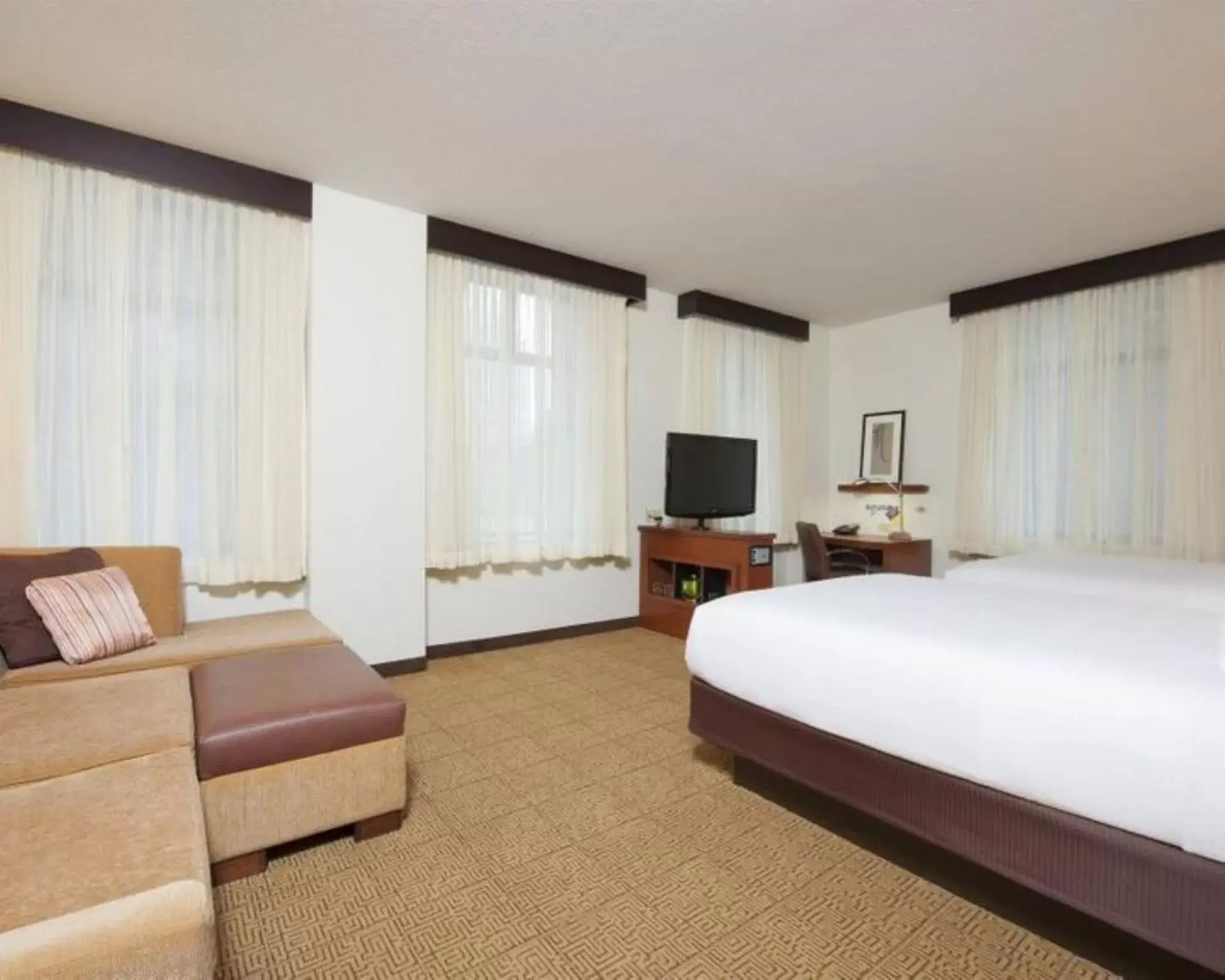 Bed in Hyatt Place Des Moines Downtown Bed in Hyatt Place Des Moines Downtown