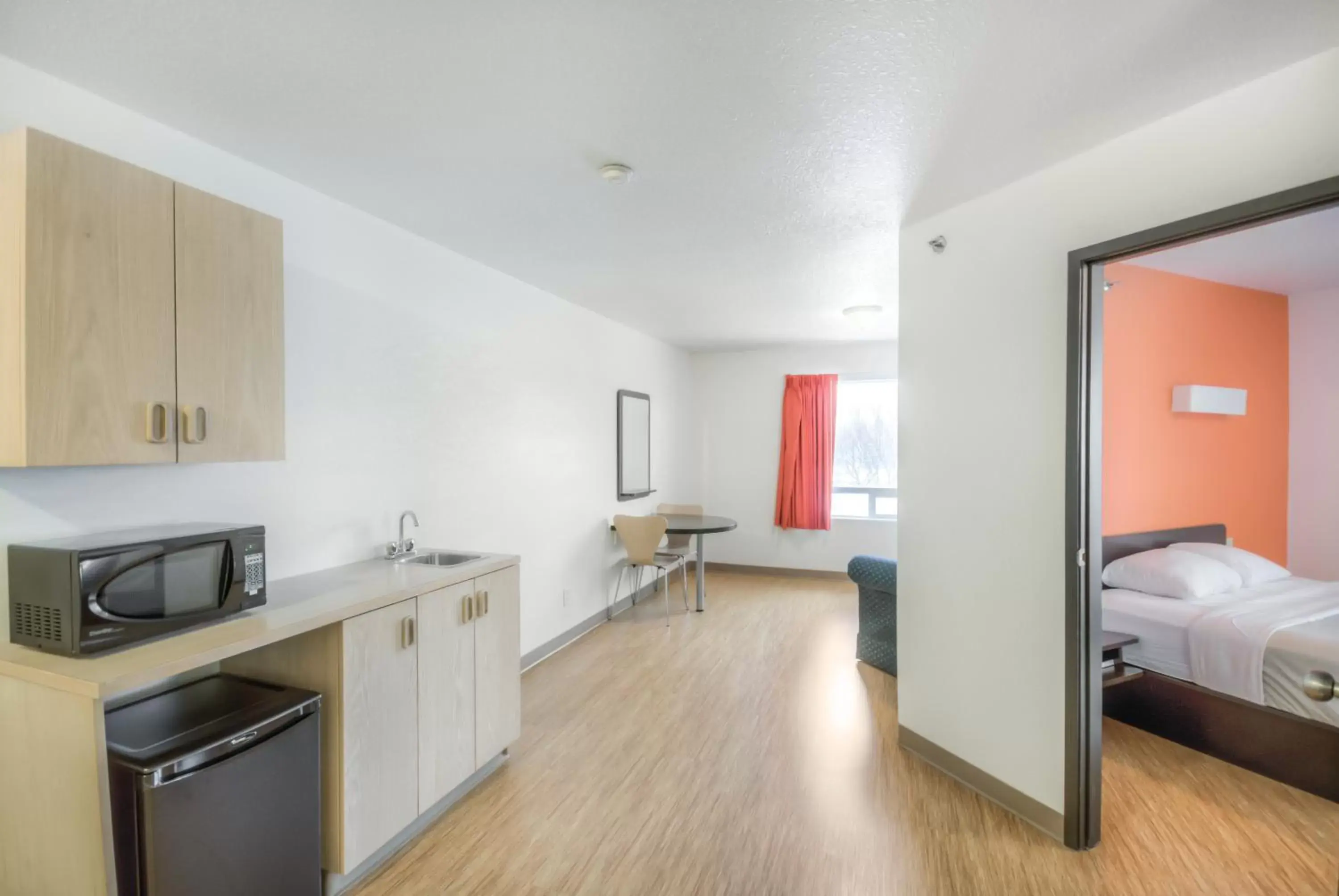 Bed, Kitchen/Kitchenette in Motel 6-Regina, SK