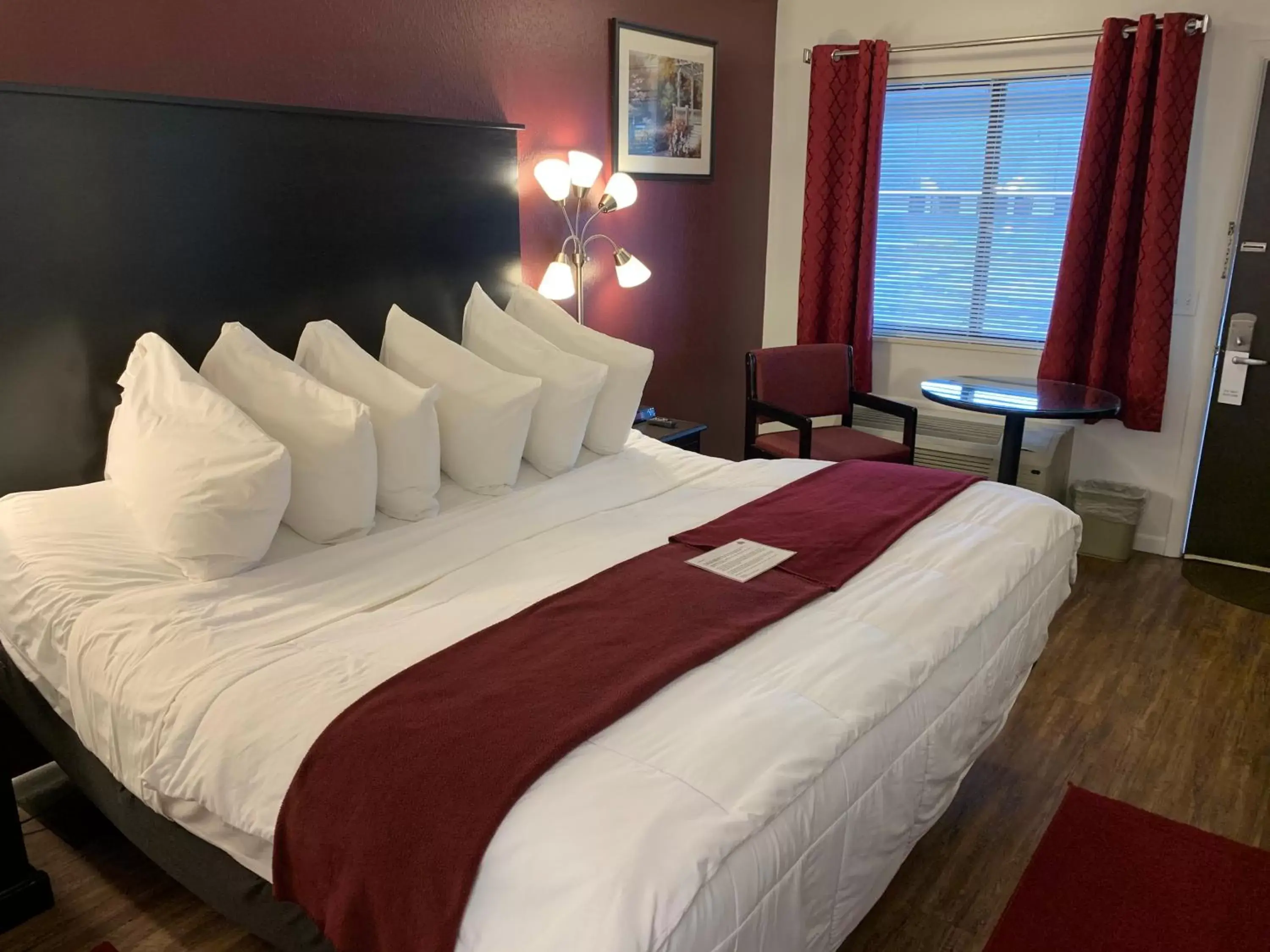 Bedroom, Bed in @ Michigan Inn & Lodge
