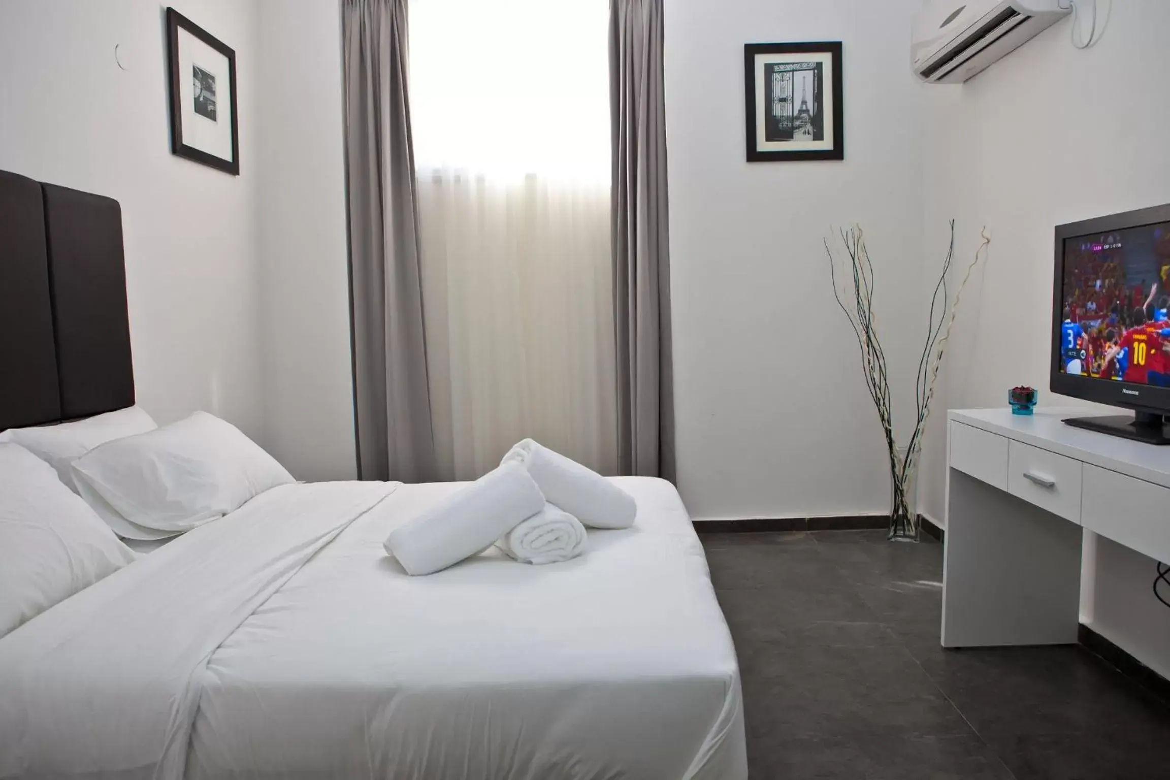 Day, Bed in Geula Suites