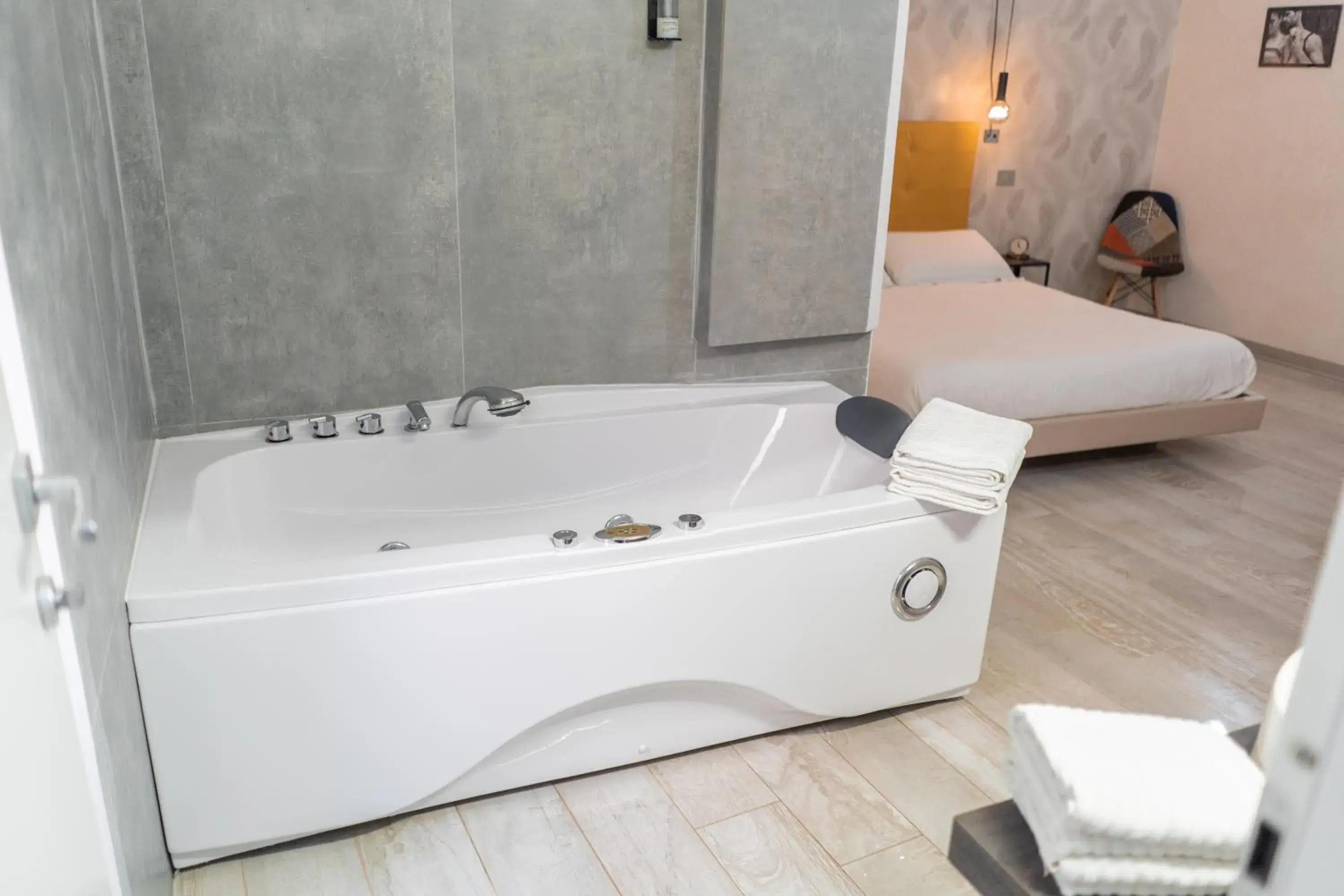 Hot Tub, Bathroom in iRooms - Spanish Steps