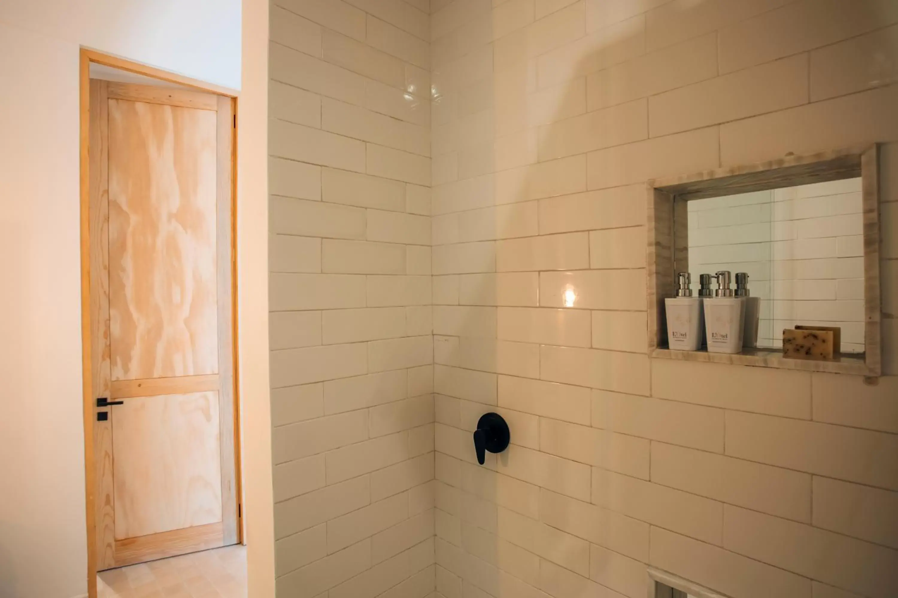 Shower, Bathroom in LOtel-Casa Arca