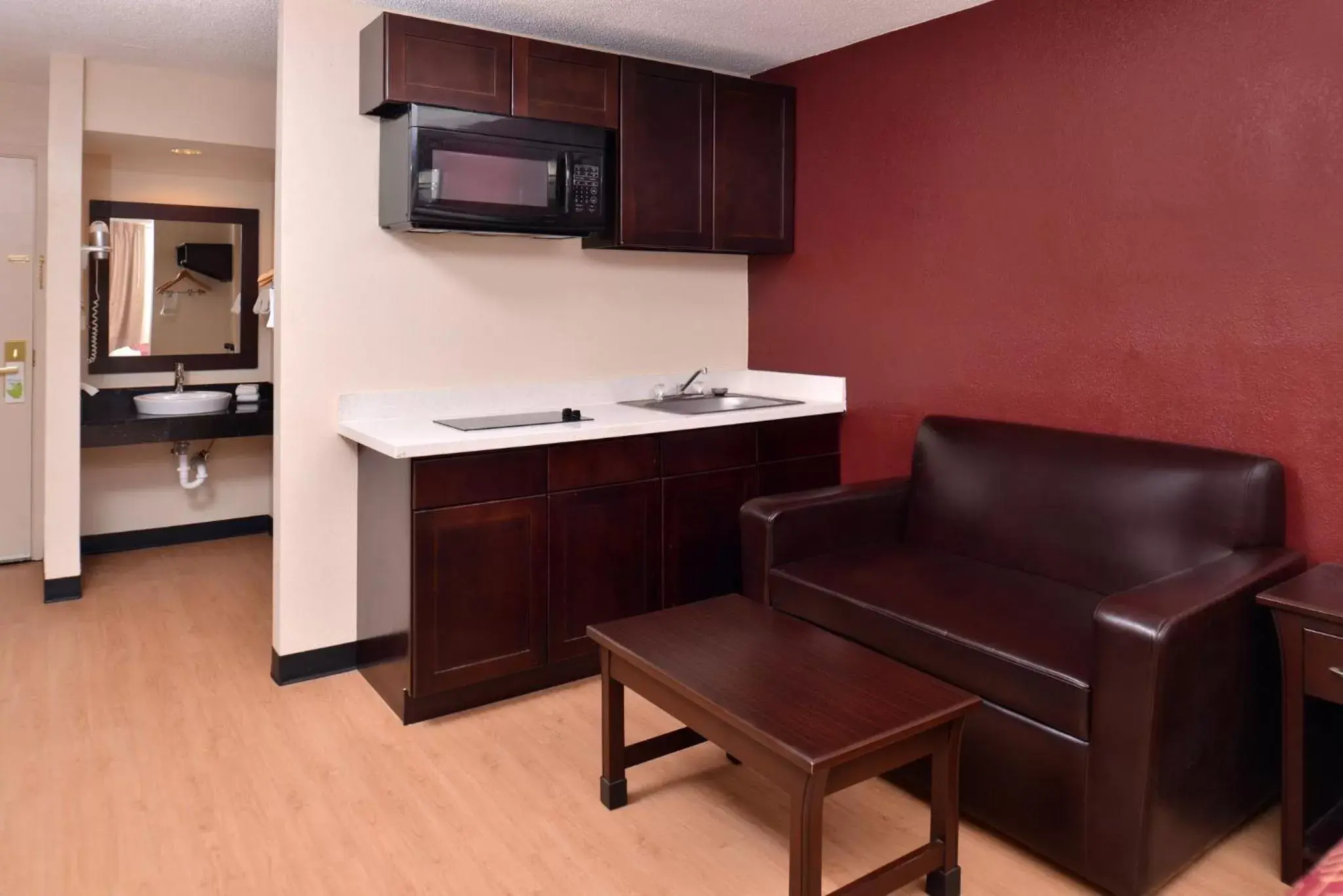 Photo of the whole room, Kitchen/Kitchenette in Red Roof Inn Van Horn