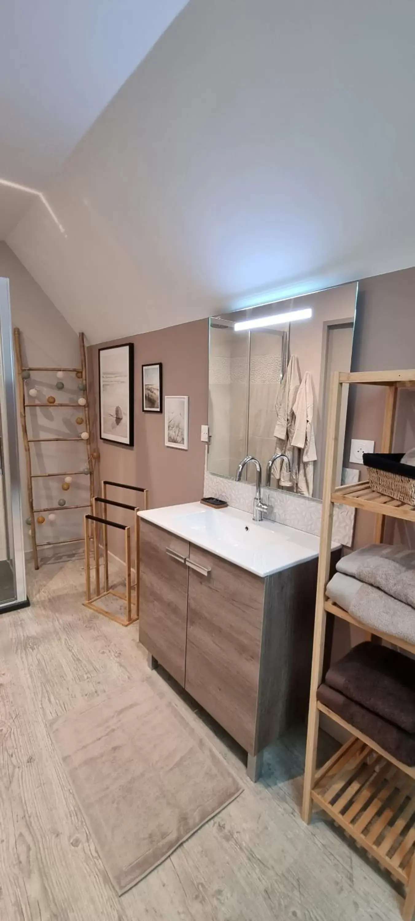 Bathroom, Kitchen/Kitchenette in Au Nid des Champs, Agréable chambre d'hôtes avec jacuzzi sur demande, proche de Chartres