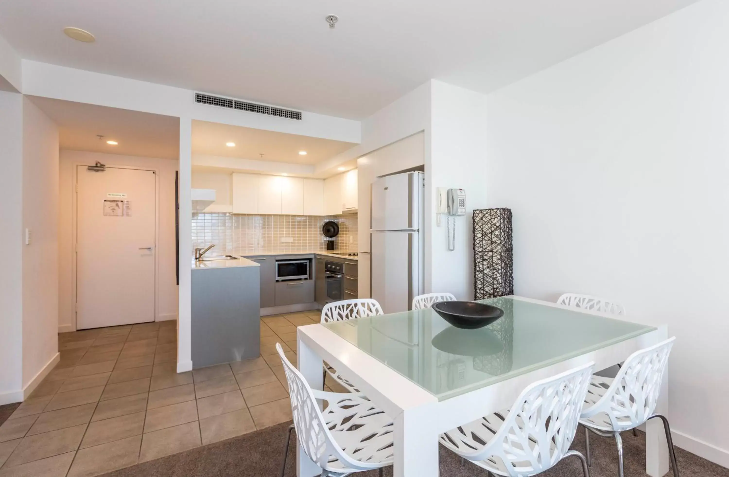 Dining area, Kitchen/Kitchenette in Artique Surfers Paradise - Official