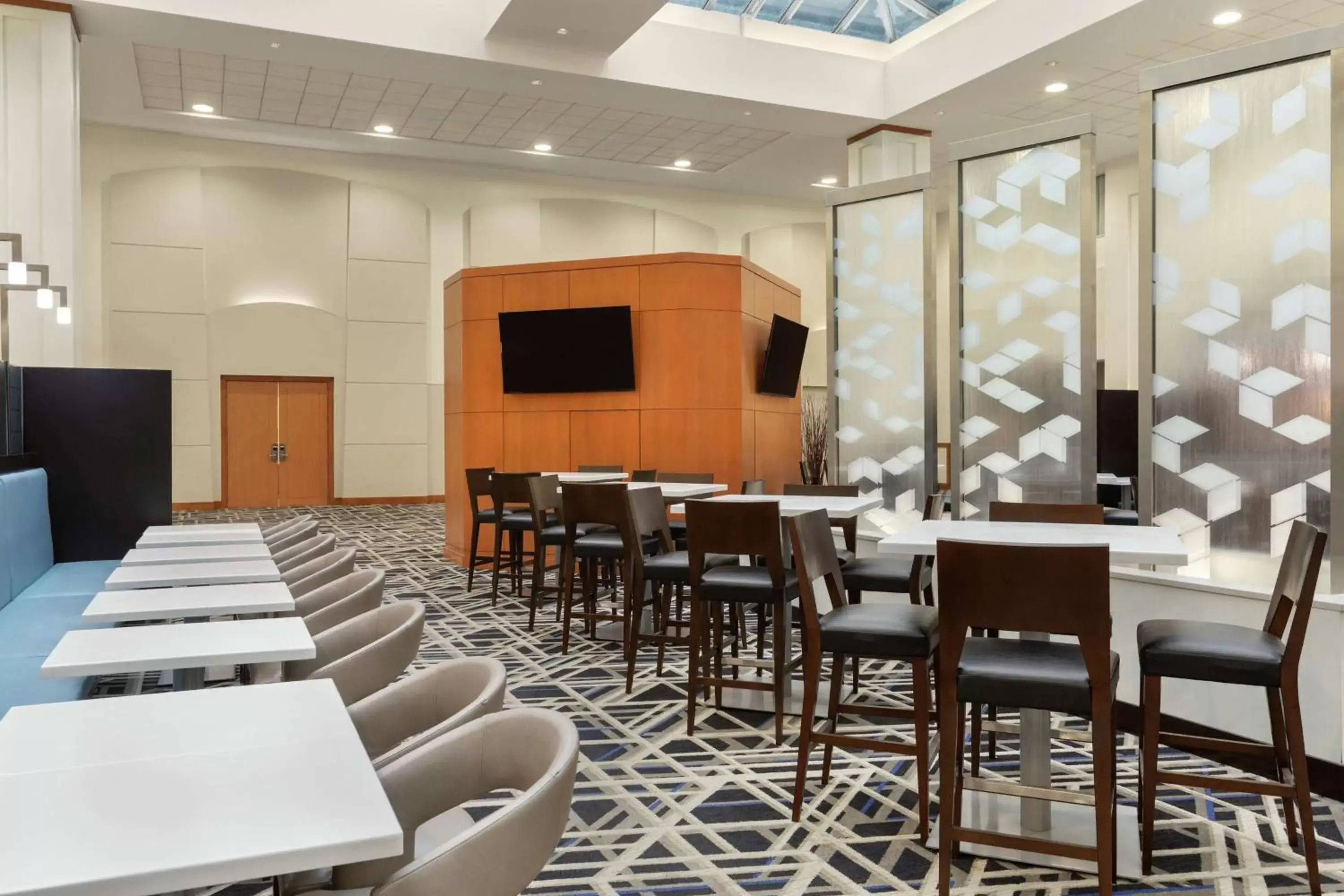 Lobby or reception, Restaurant/Places to Eat in Embassy Suites Boston at Logan Airport