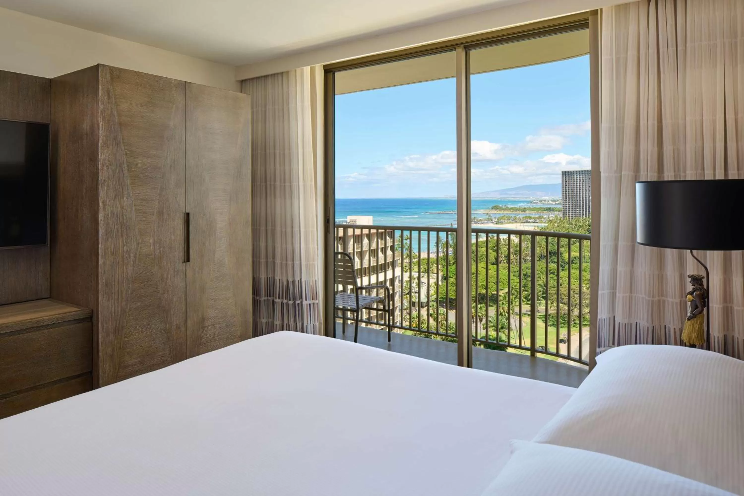 Bed in Embassy Suites by Hilton Waikiki Beach Walk