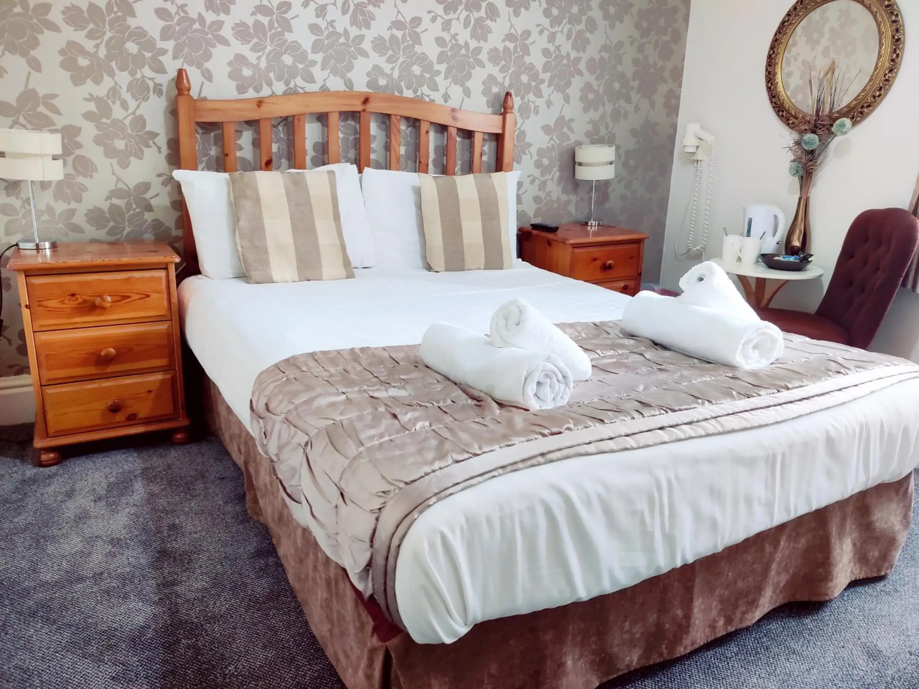 Bedroom, Bed in Wentworth House - Free Parking