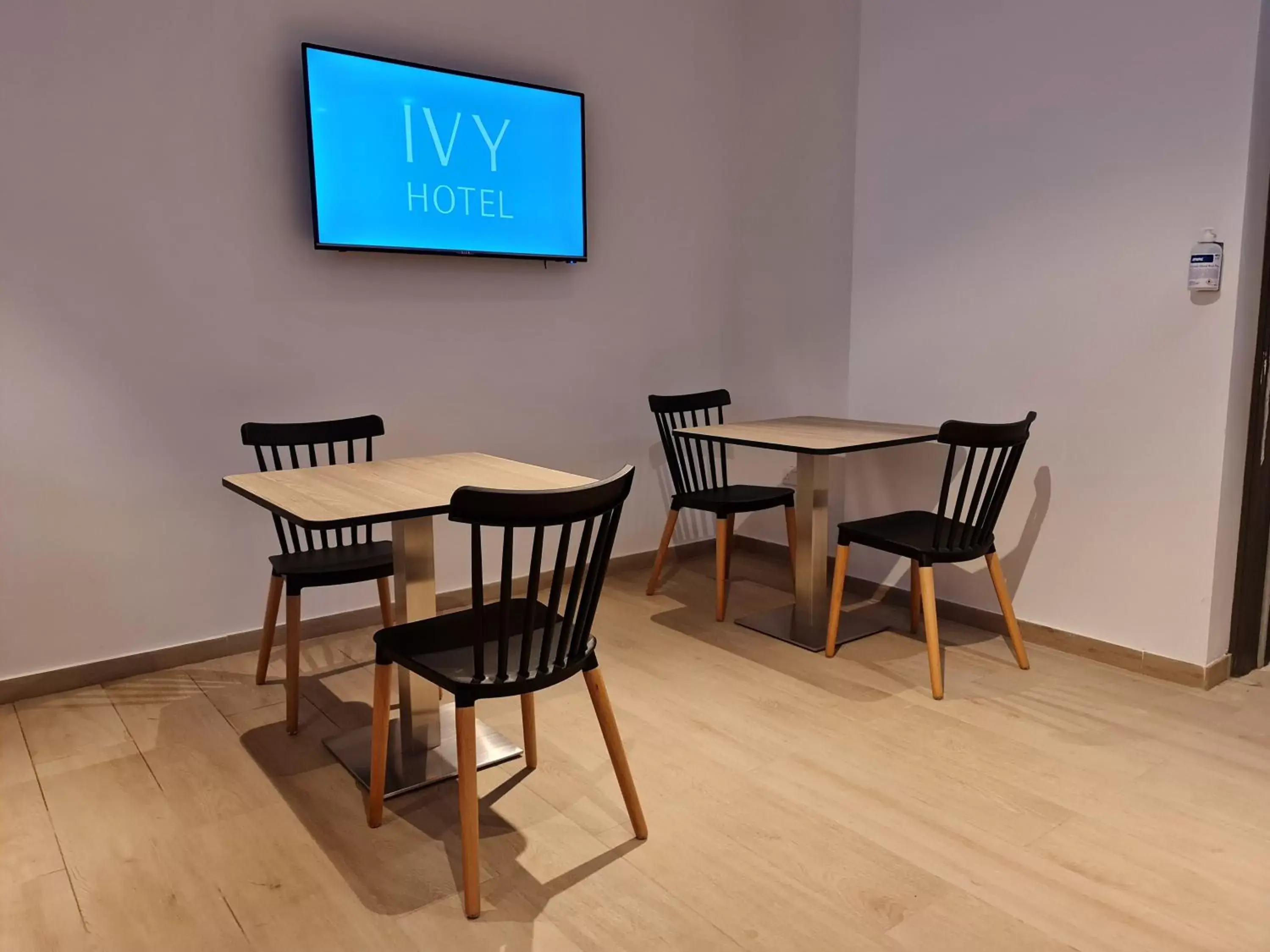 Dining area, TV/Entertainment Center in Ivy Hotel - Adults Only