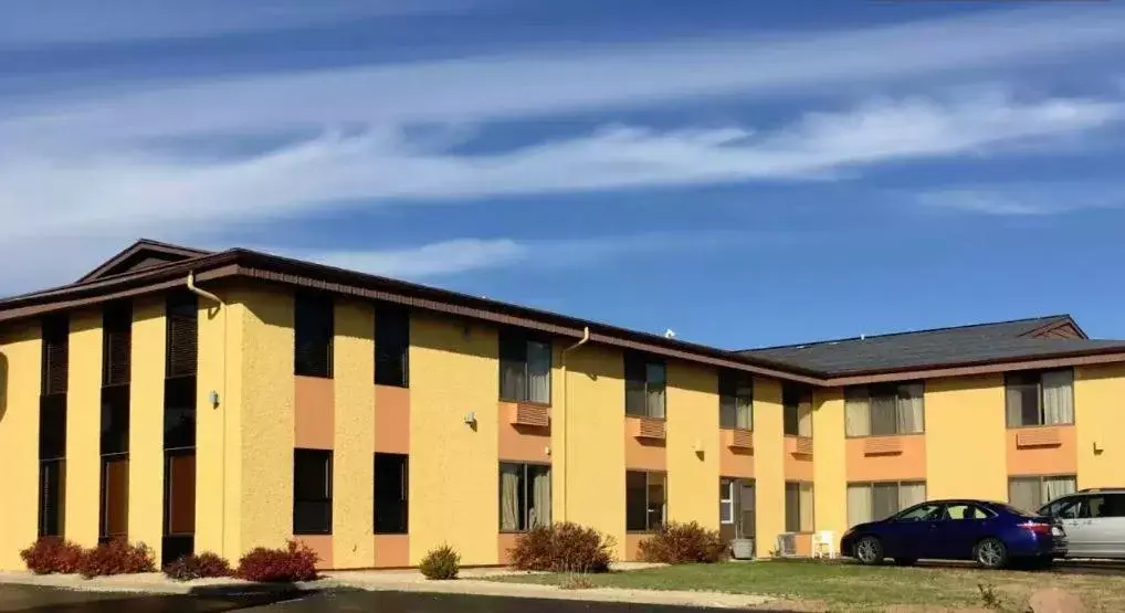 Property Building in Econo Lodge Inn & Suites