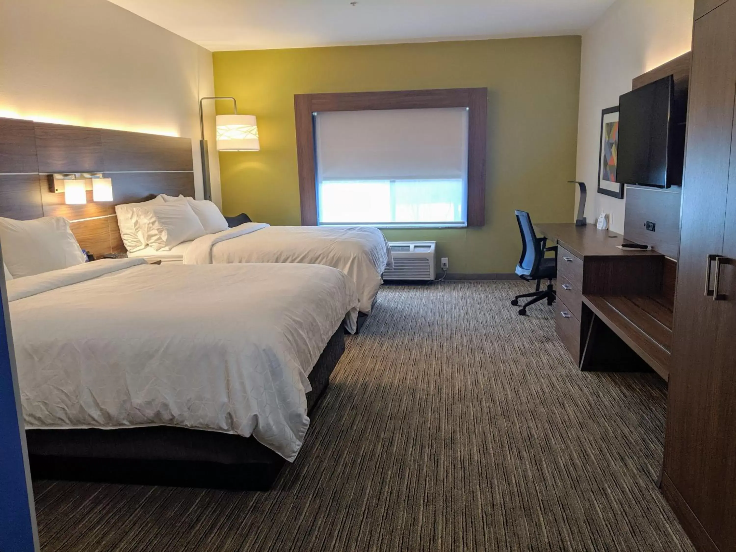 Photo of the whole room, Bed in Holiday Inn Express Stephens City, an IHG Hotel