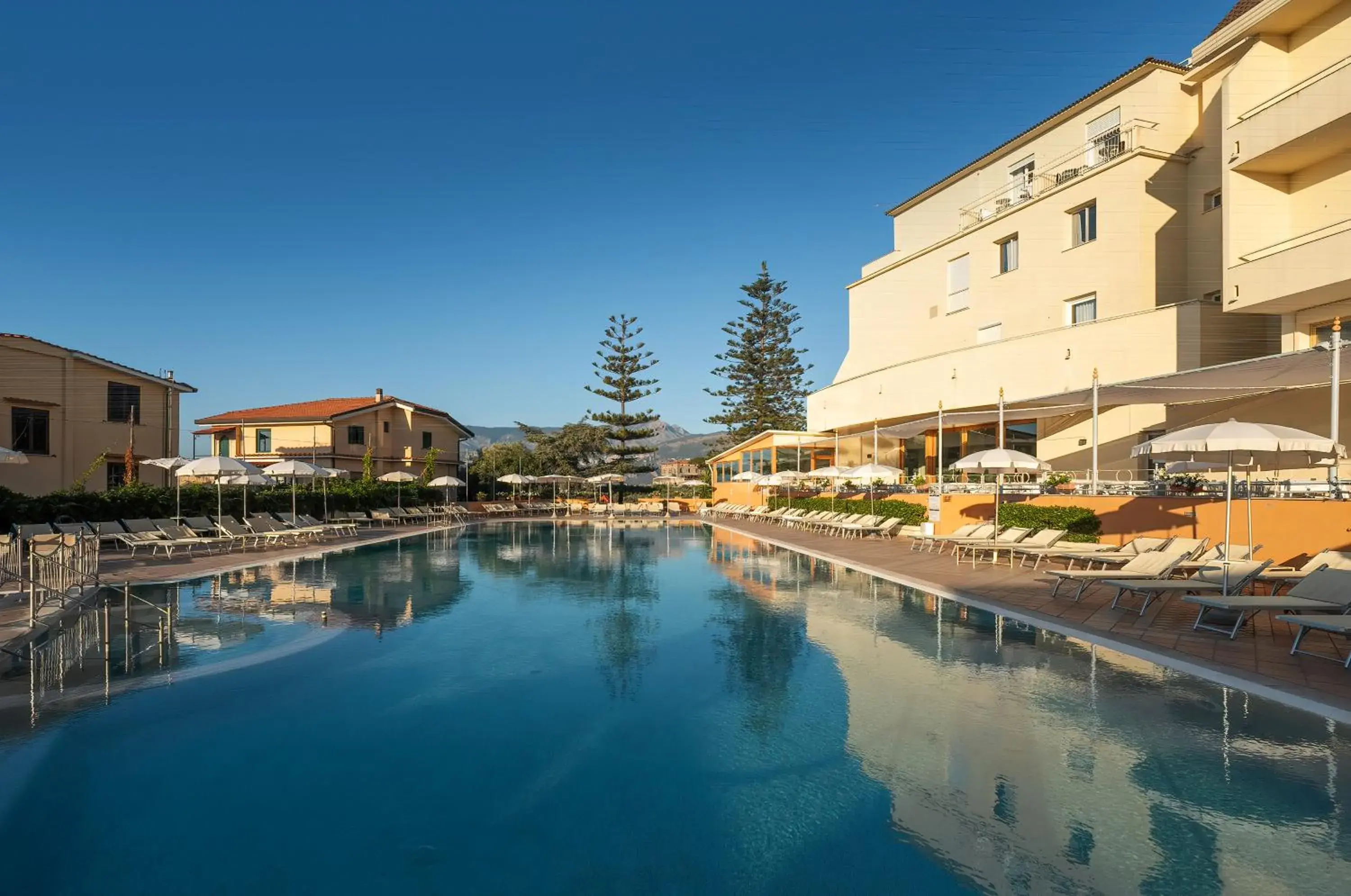 Swimming Pool in Hotel Grand Vesuvio