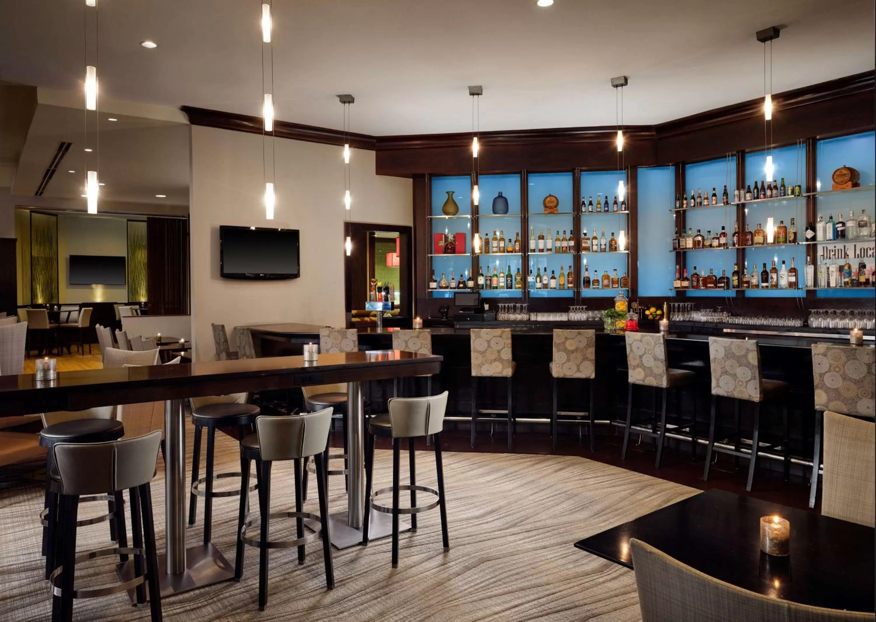 Lounge or bar in Hilton Rosemont Chicago O'Hare
