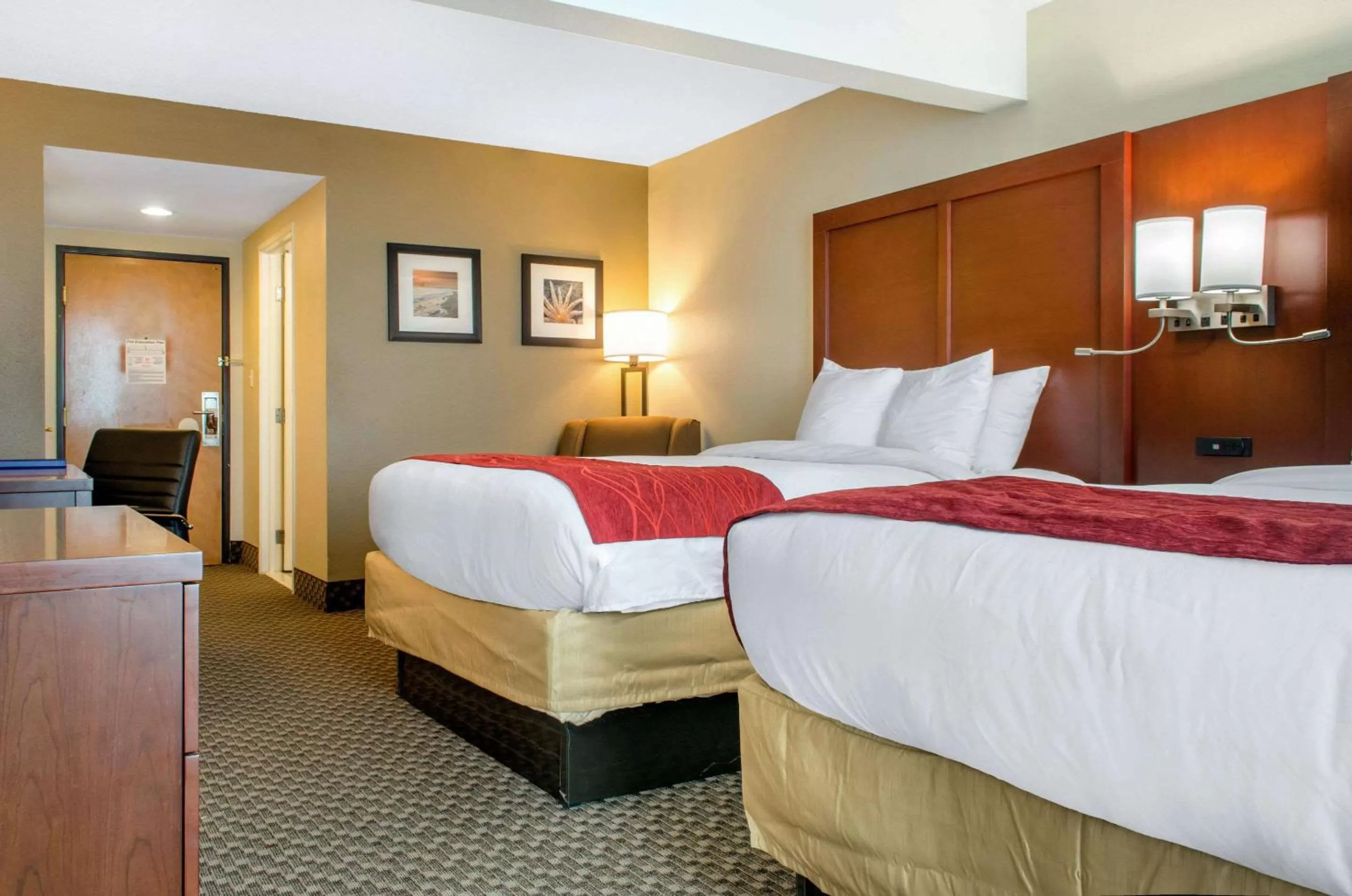 Photo of the whole room, Bed in Comfort Inn & Suites Biloxi-D'Iberville