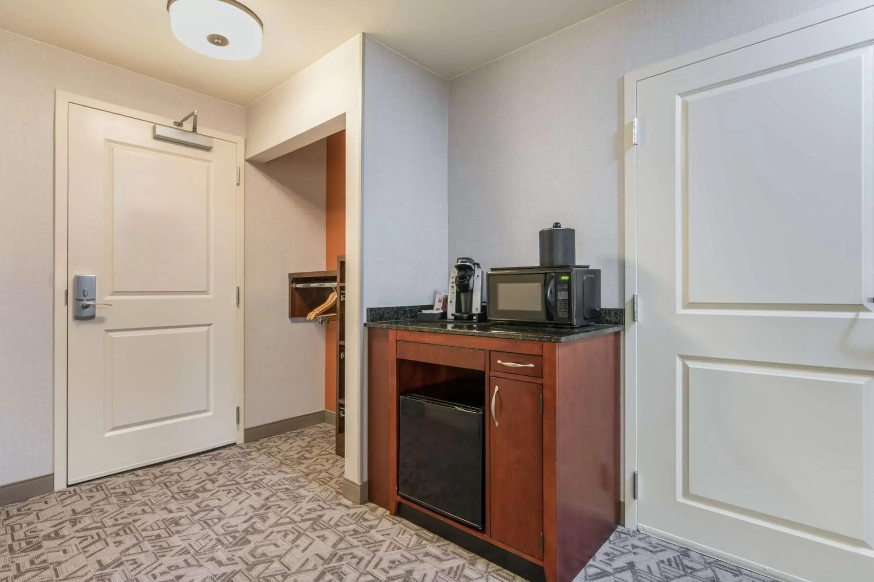 Photo of the whole room, Kitchen/Kitchenette in Hilton Garden Inn Blacksburg University