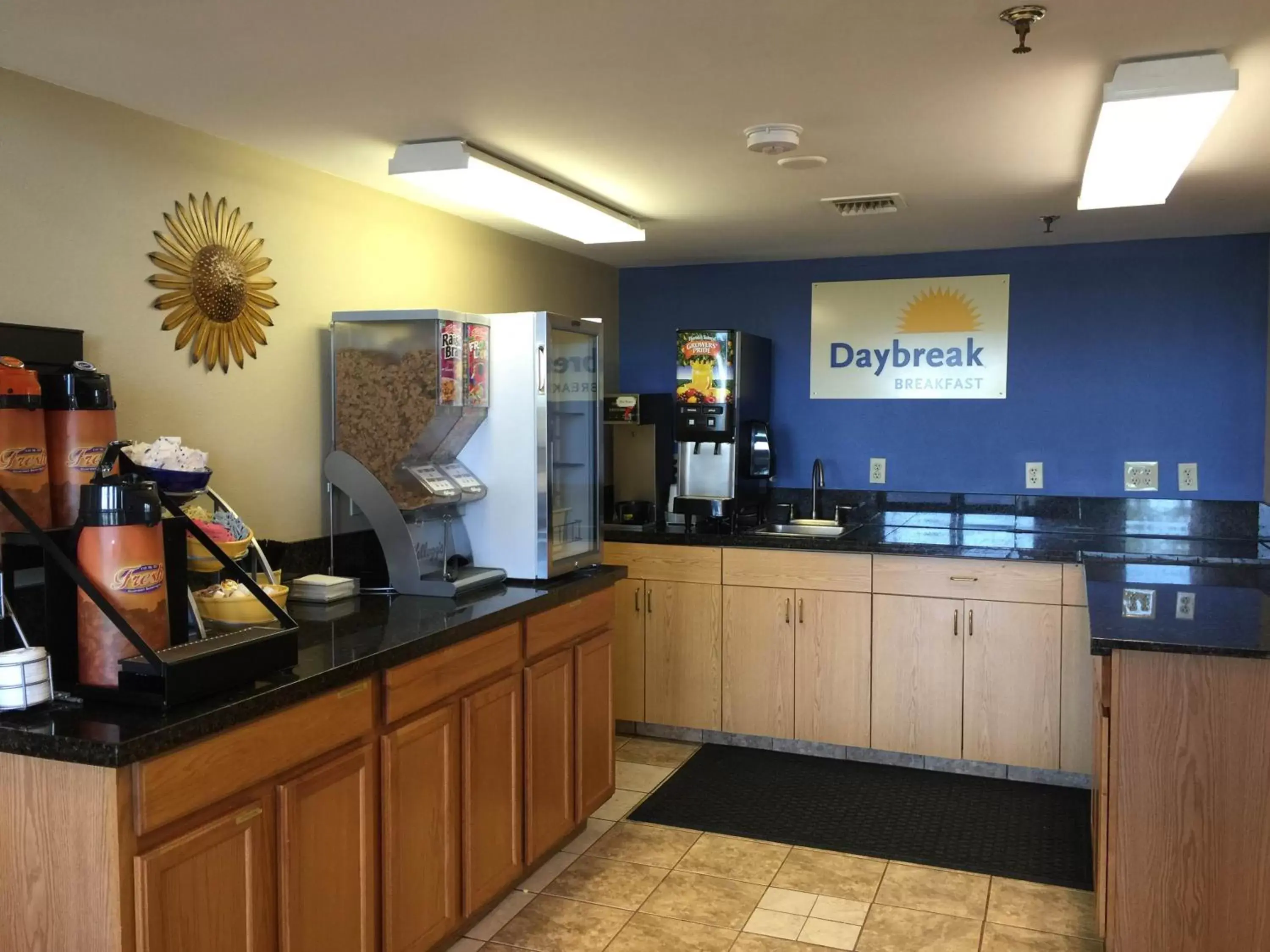 Lobby or reception, Kitchen/Kitchenette in Days Inn by Wyndham Yuma