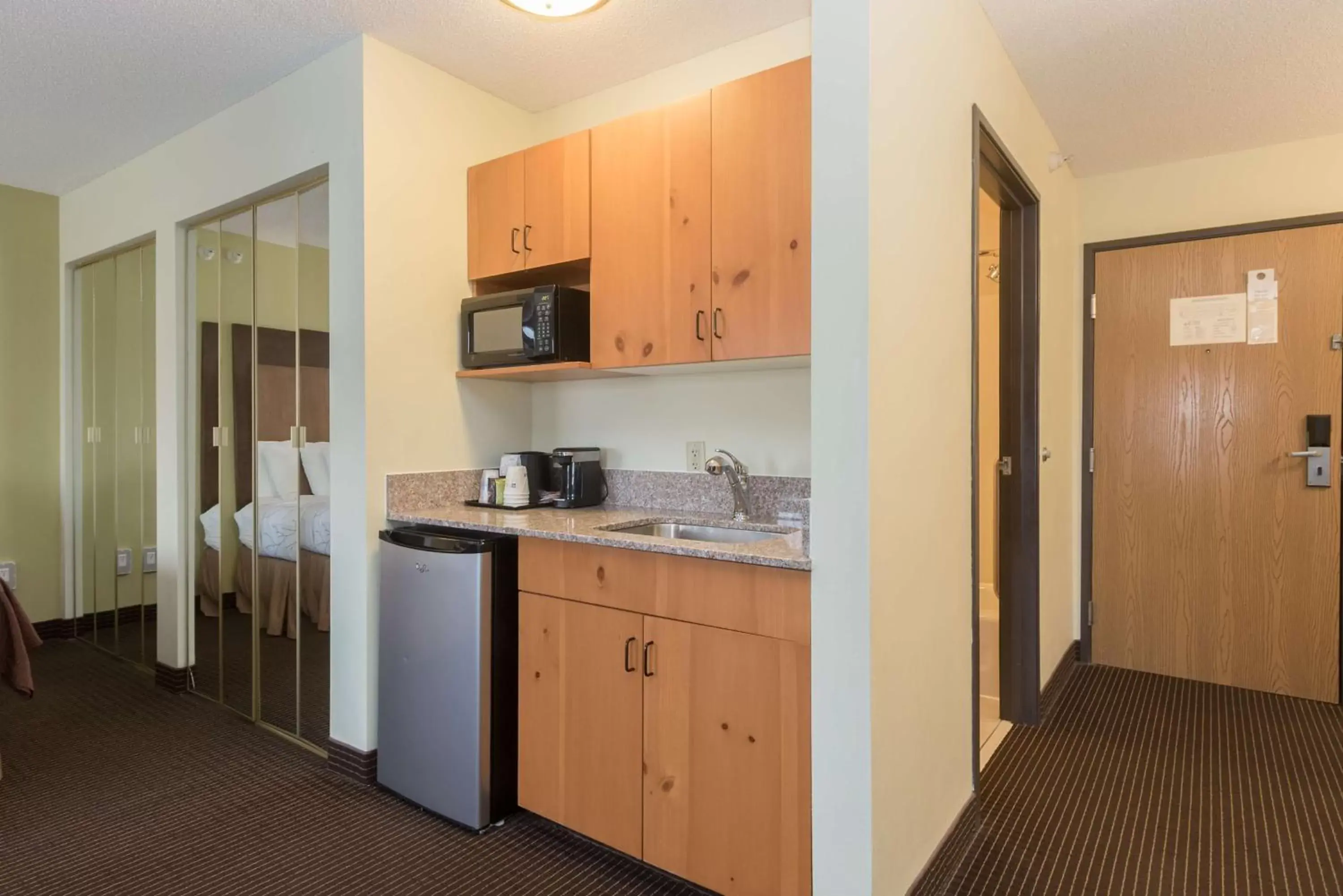 Photo of the whole room, Kitchen/Kitchenette in Best Western Plus Holland Inn & Suites