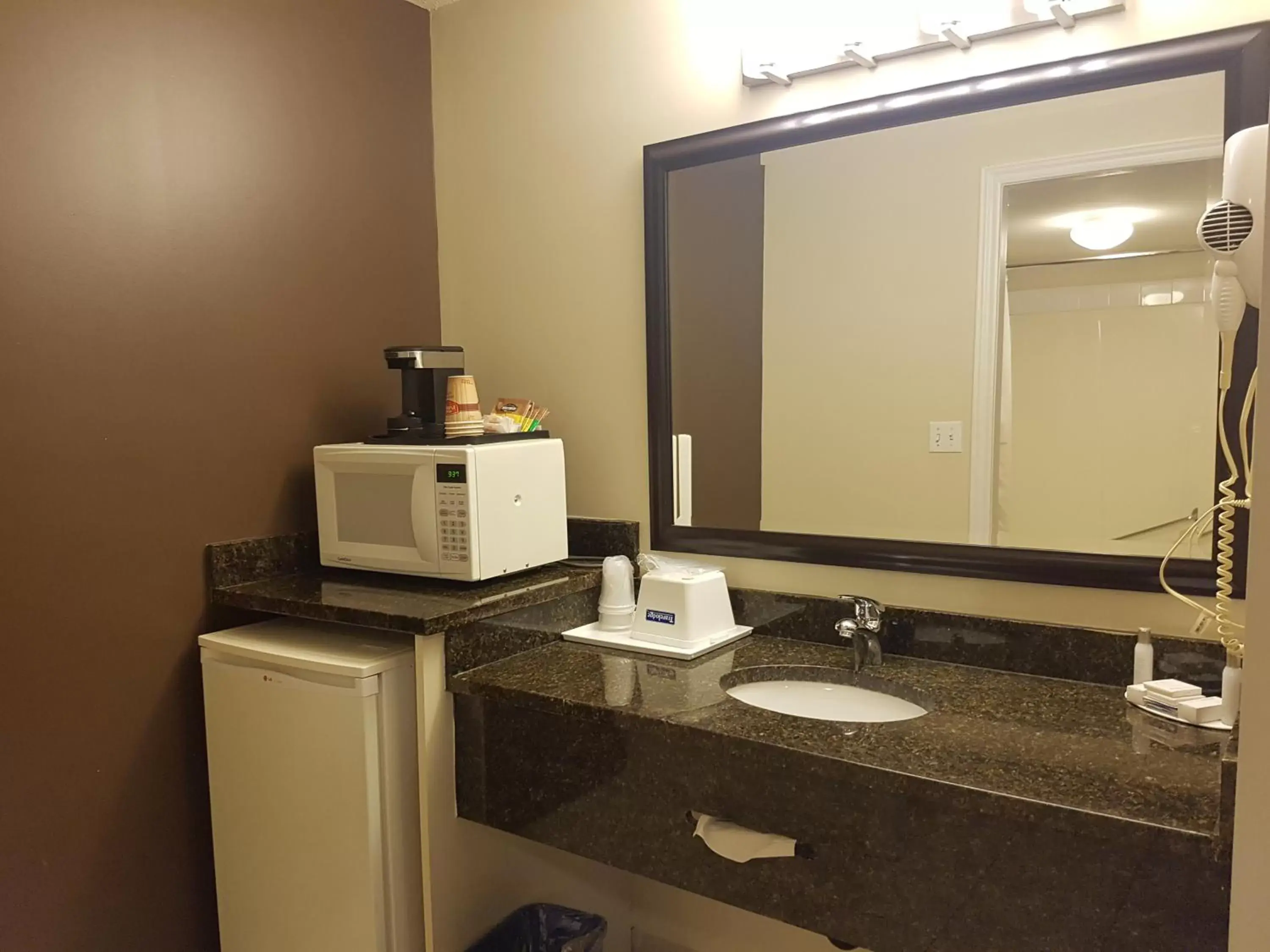 Coffee/tea facilities, Bathroom in Travelodge by Wyndham Kamloops Mountview