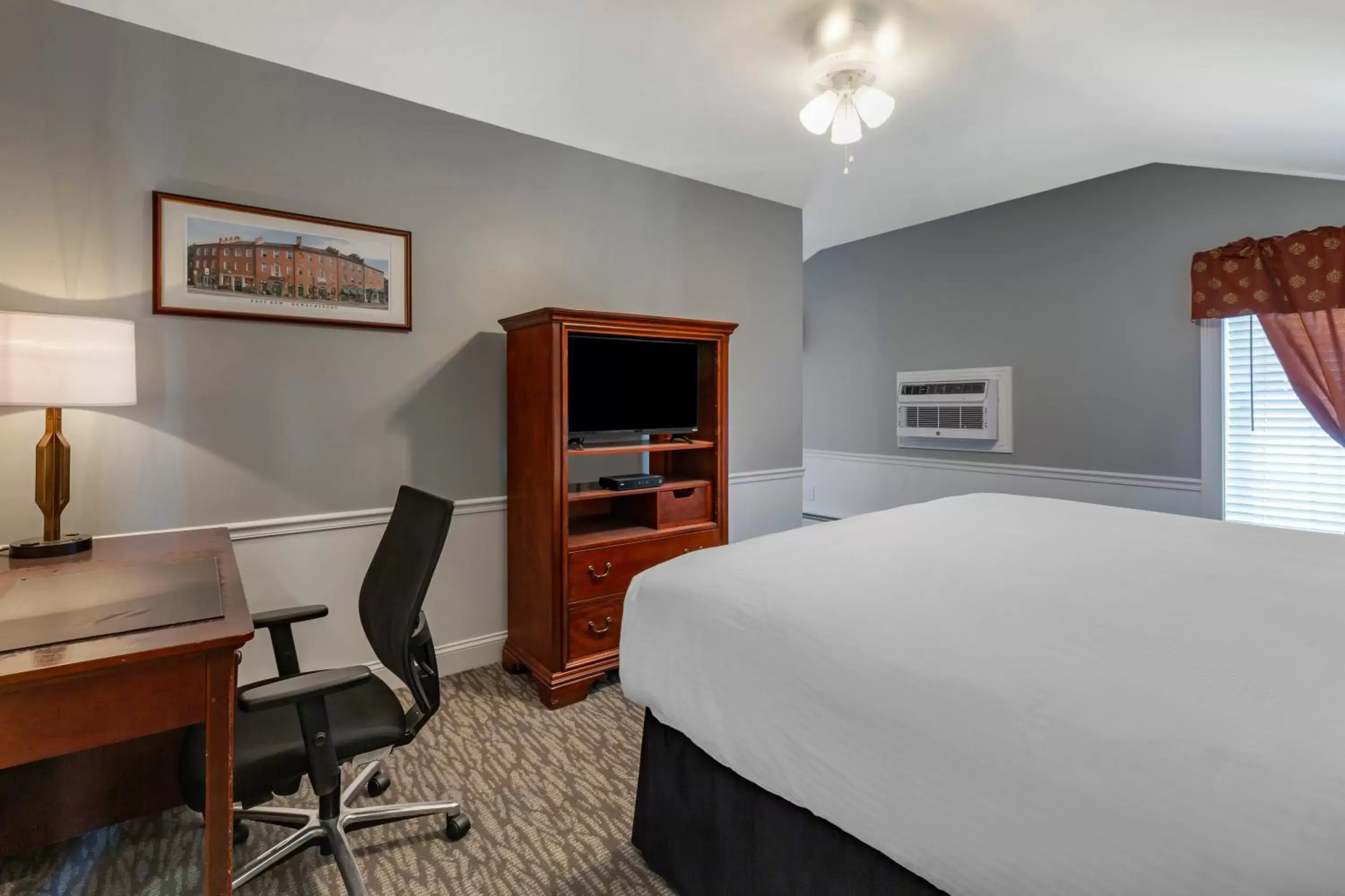 Bed, TV/Entertainment Center in Essex Street Inn & Suites, Ascend Hotel Collection