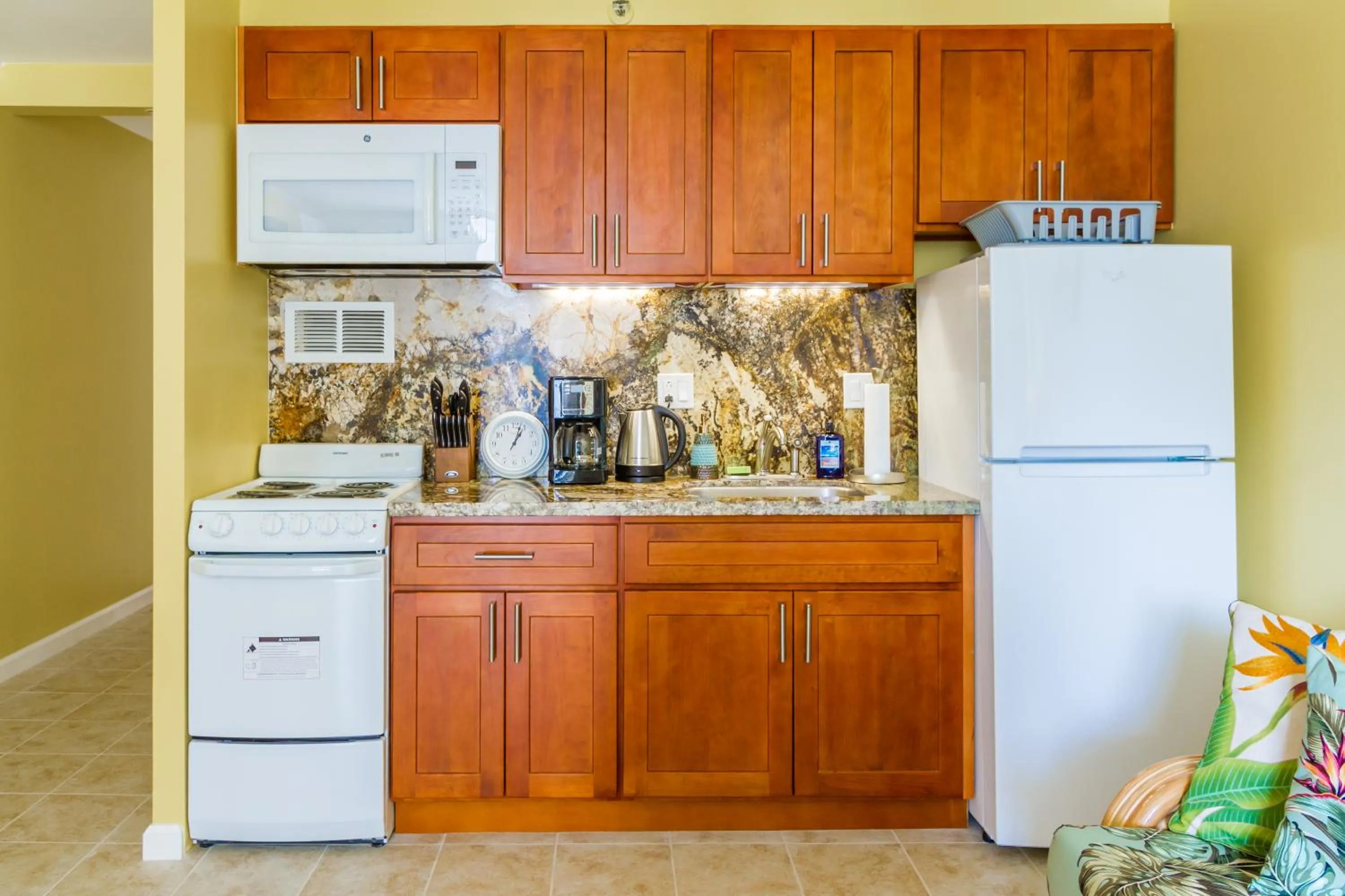 Kitchen or kitchenette in Tropical Studios at Marine Surf Waikiki - FREE PARKING - BEST LOCATION - FULL KITCHEN - SWIMMING POOL