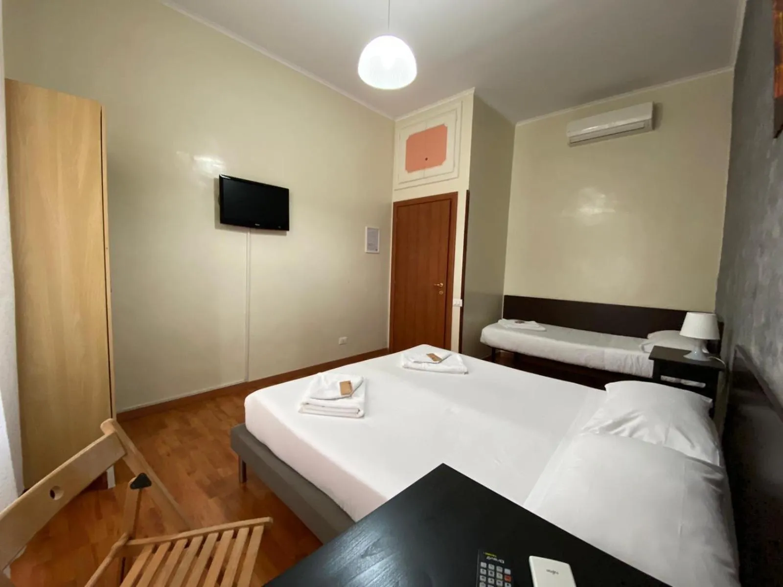 Photo of the whole room, Bed in The Place In Rome Guest House