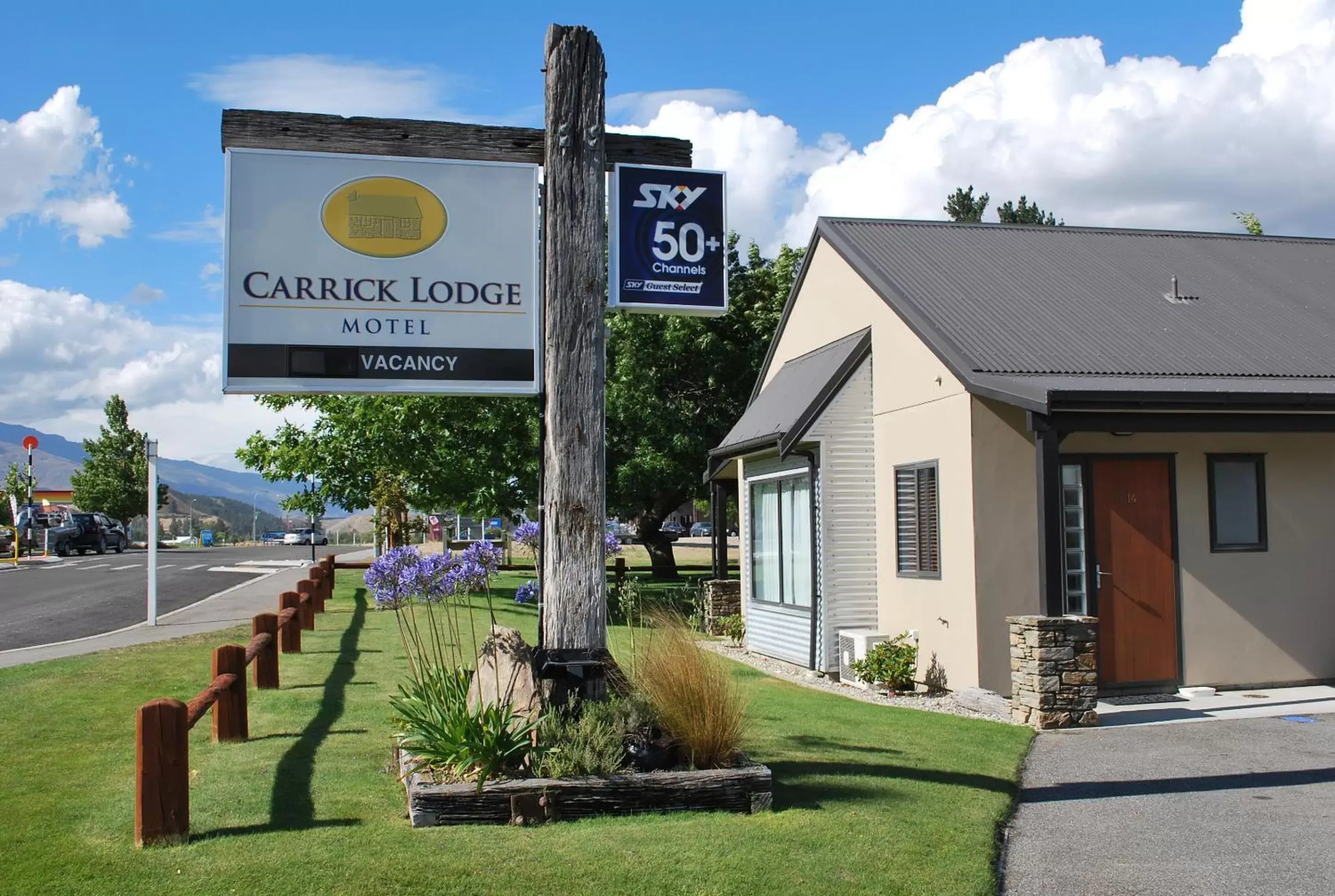Facade/entrance, Property Building in Carrick Lodge Motel