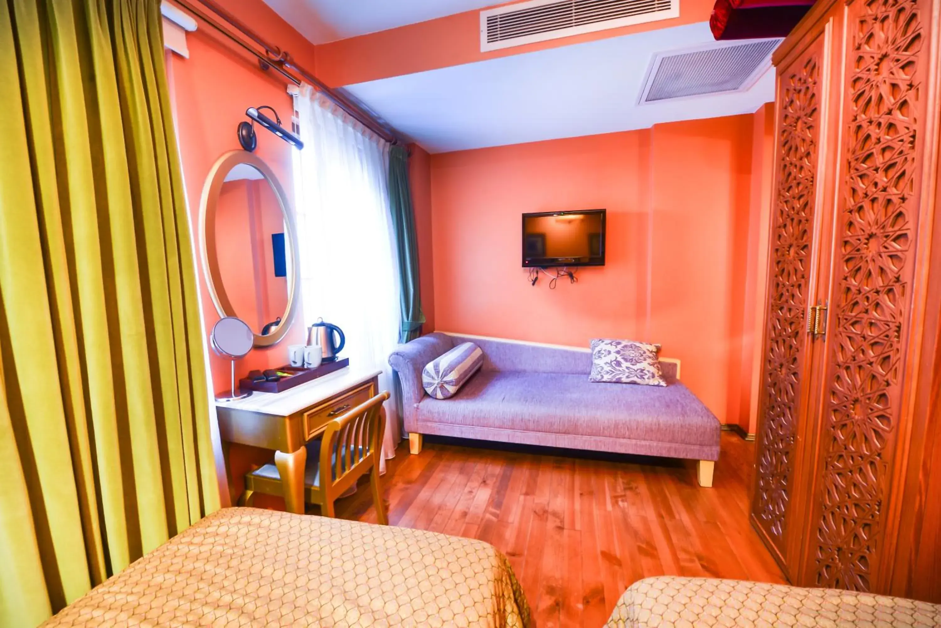 Seating area, Bed in Merial Hotel Sultanahmet