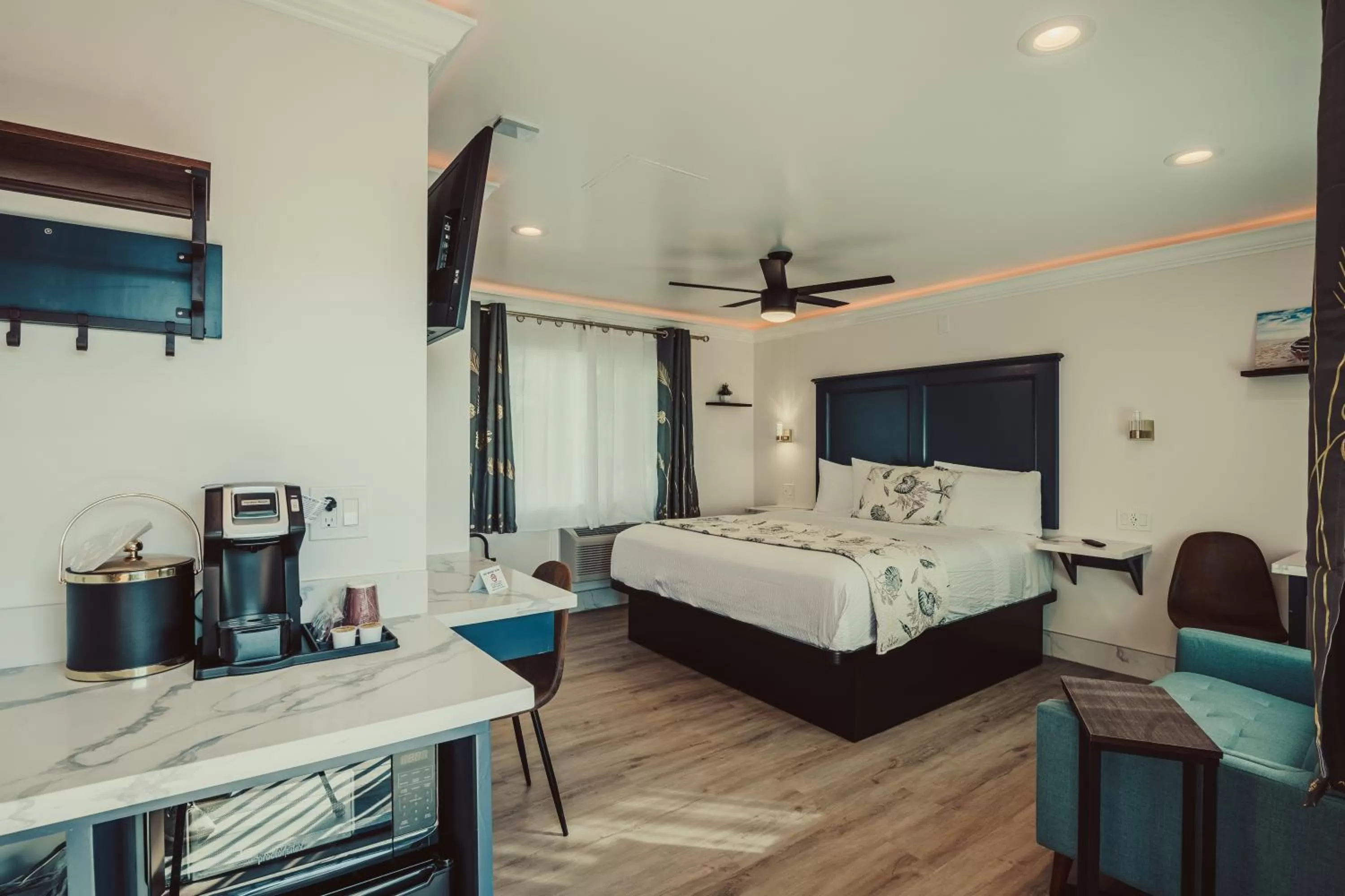 Bed in Blufftop Inn & Suites - Wharf/Restaurant District