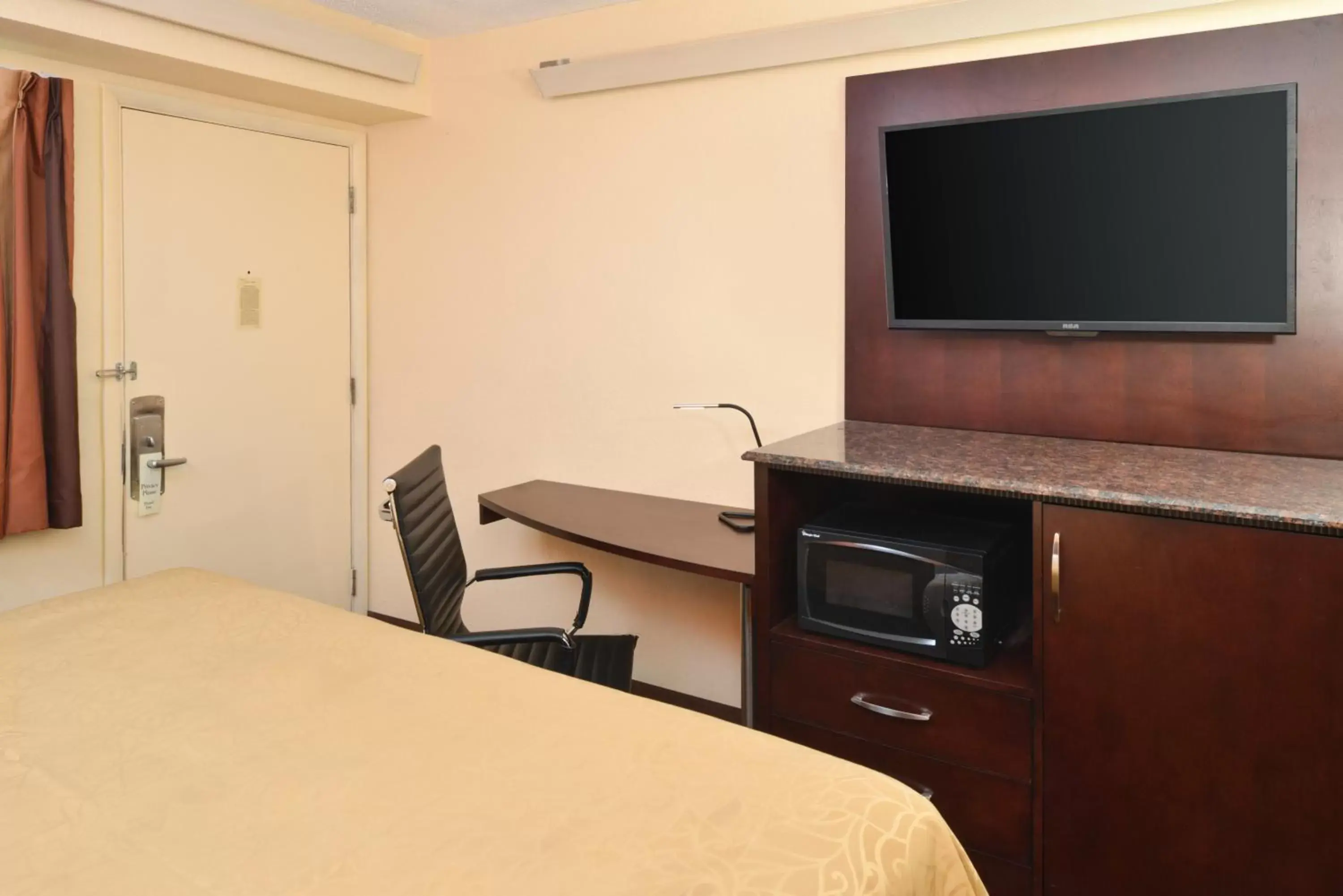 Bed in Americas Best Value Inn-Pittsburgh Airport Bed in Americas Best Value Inn-Pittsburgh Airport