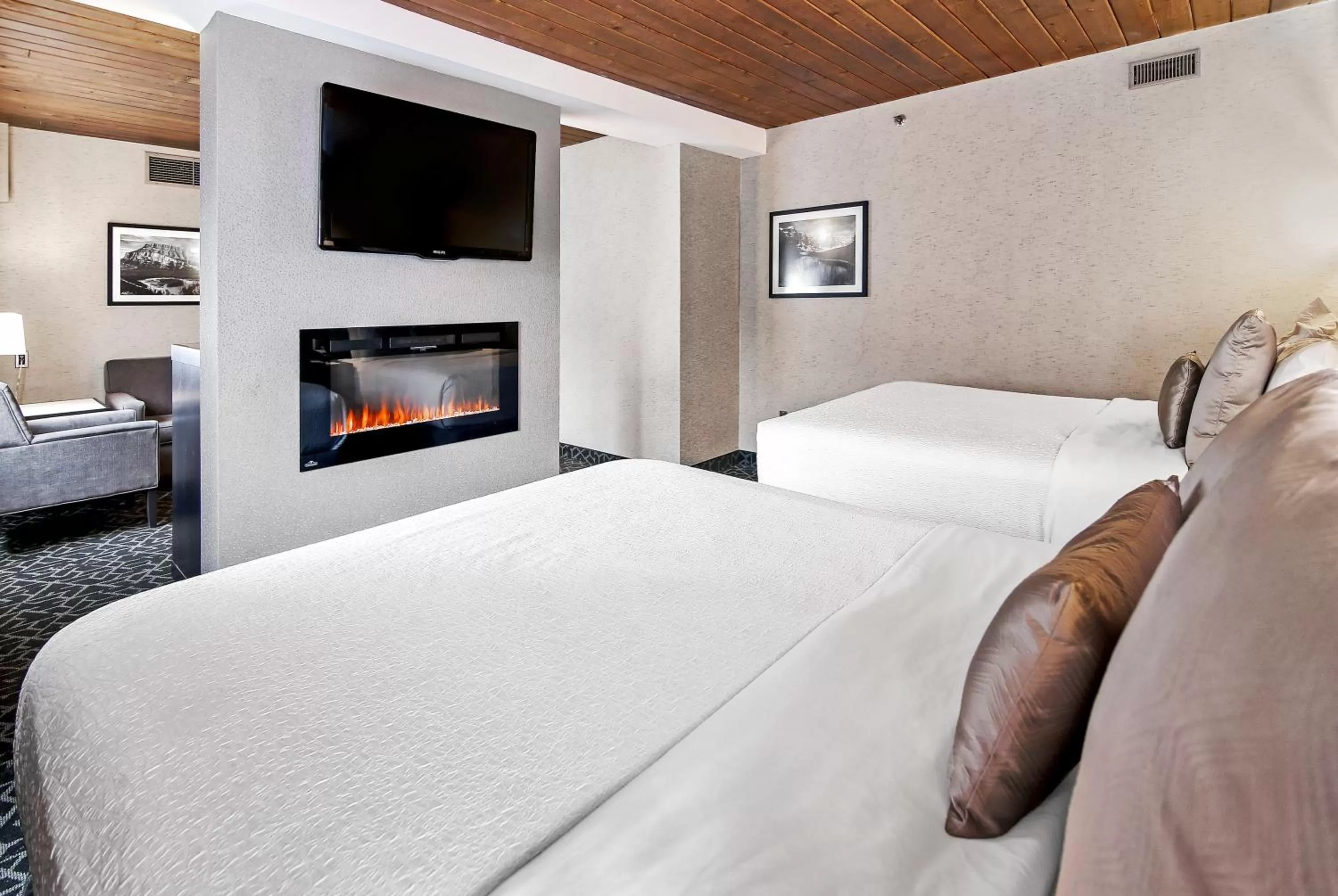 Photo of the whole room, Bed in Best Western Plus Banff International Lodge