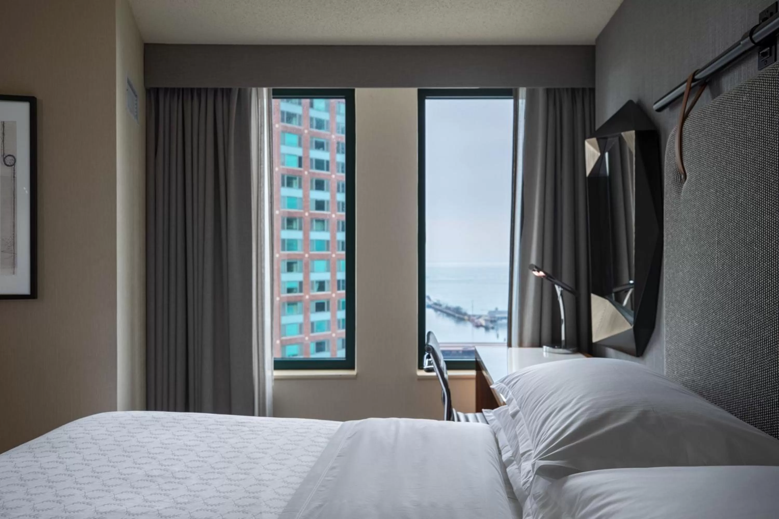 Photo of the whole room, Bed in Sheraton Grand Chicago Riverwalk