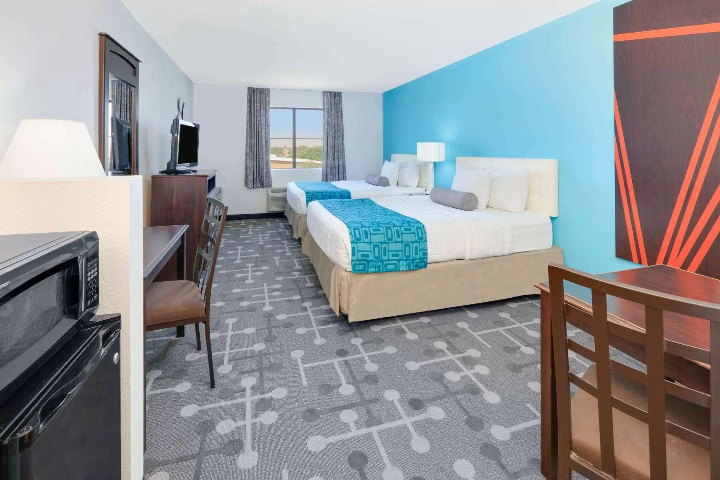 Photo of the whole room, Bed in Howard Johnson by Wyndham Lubbock TX