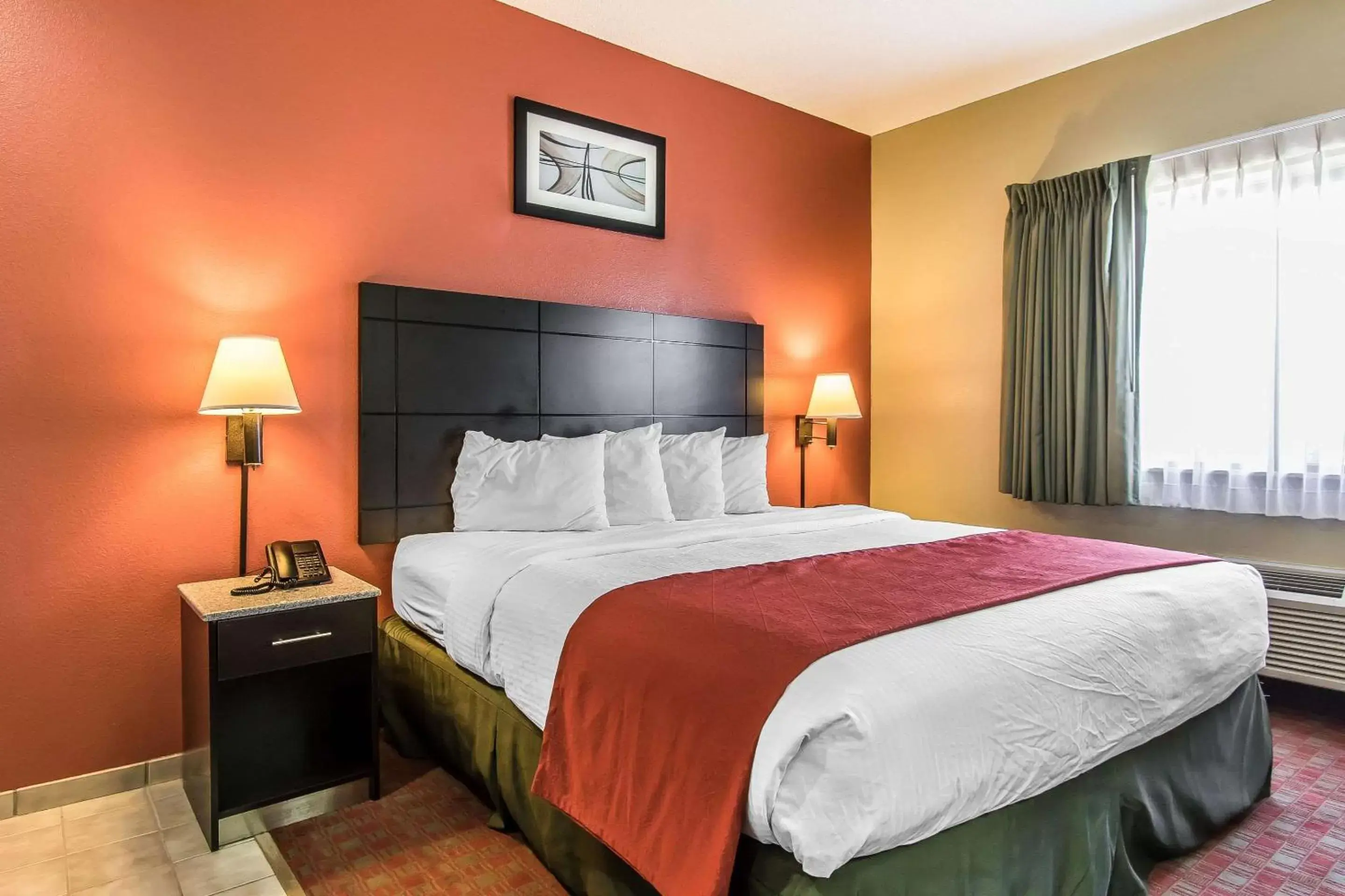 Photo of the whole room, Bed in Quality Inn & Suites La Vergne