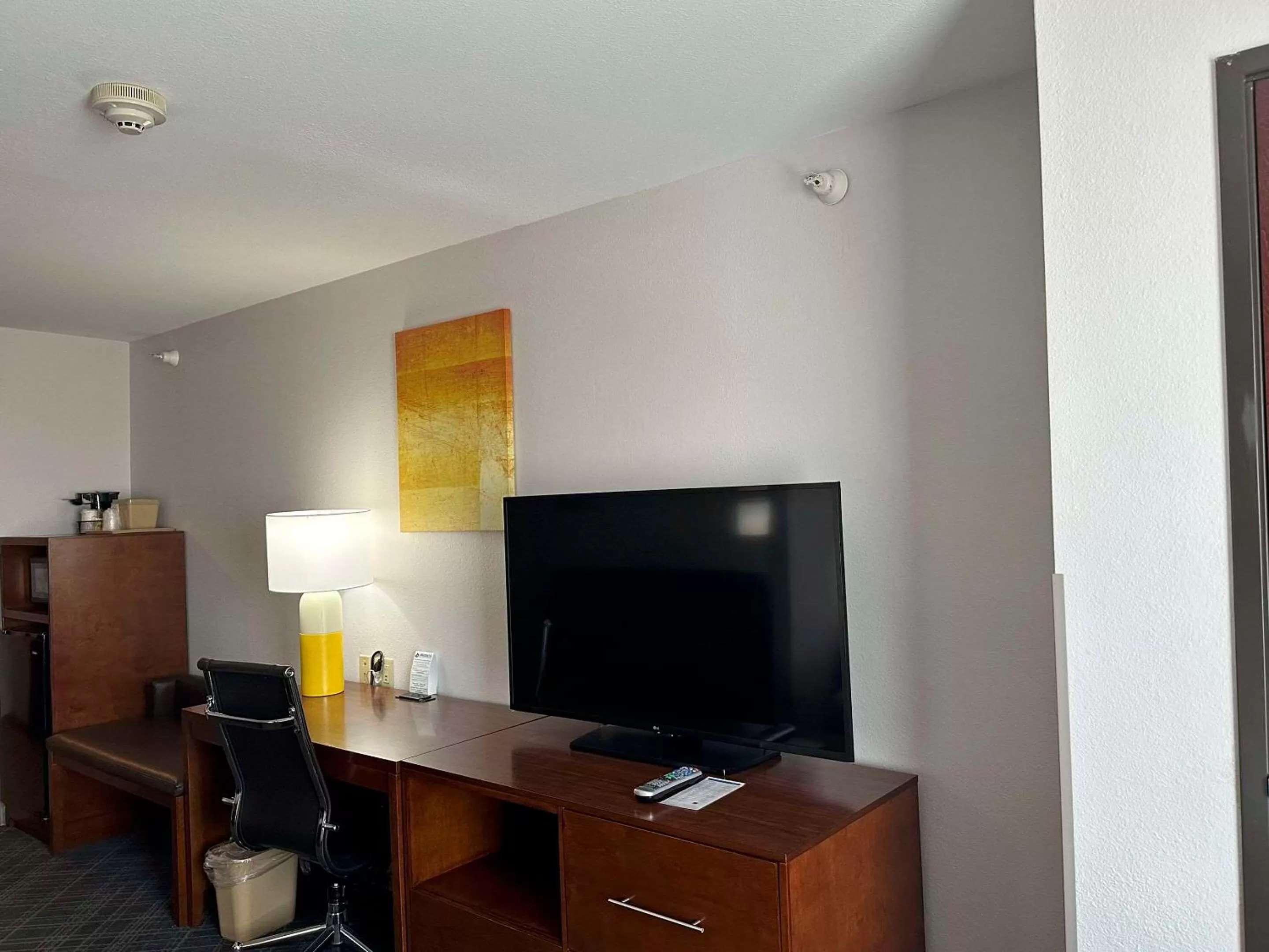 Bedroom in Comfort Suites Jackson-Cape Girardeau