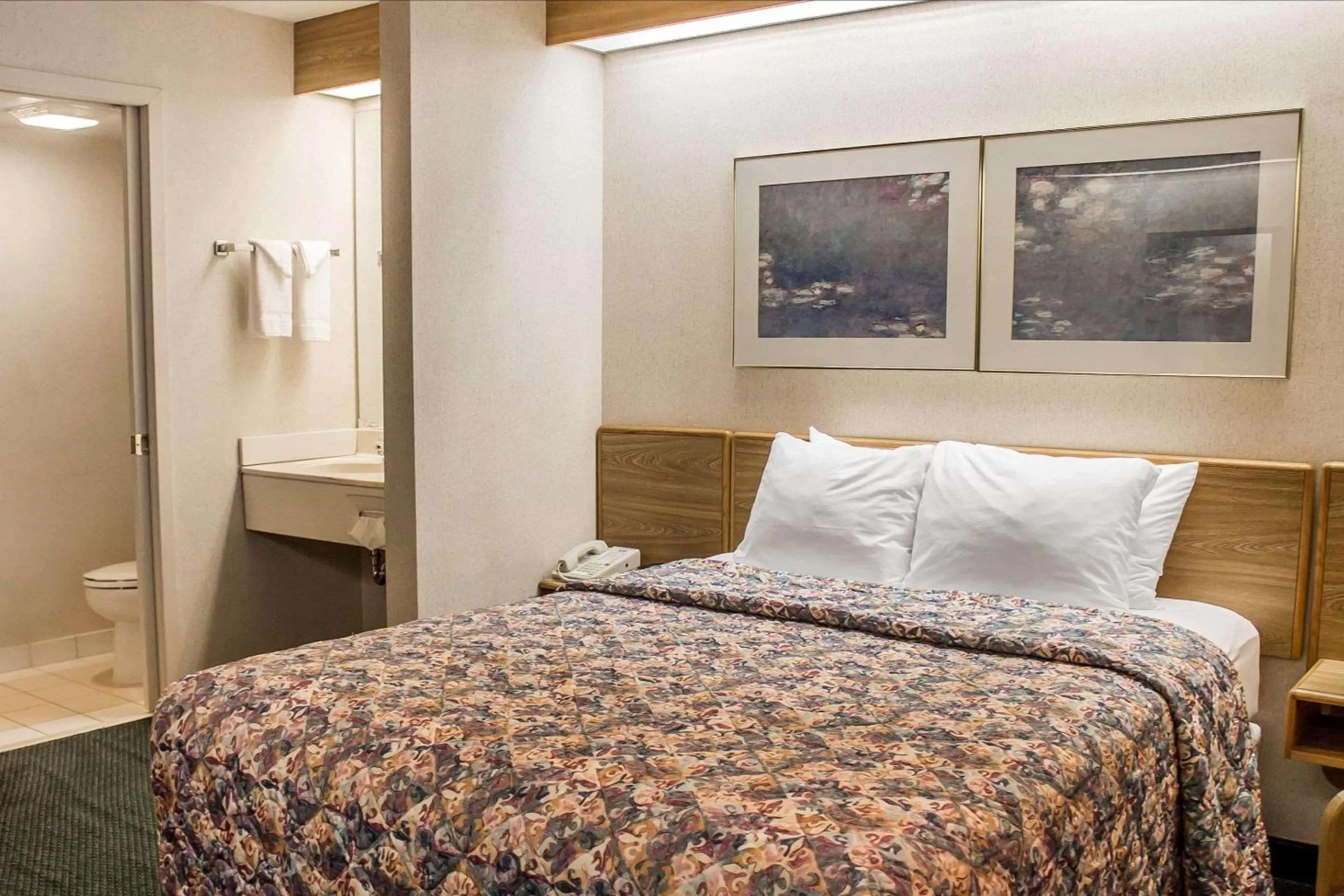 Photo of the whole room, Bed in Rodeway Inn Abbotsford