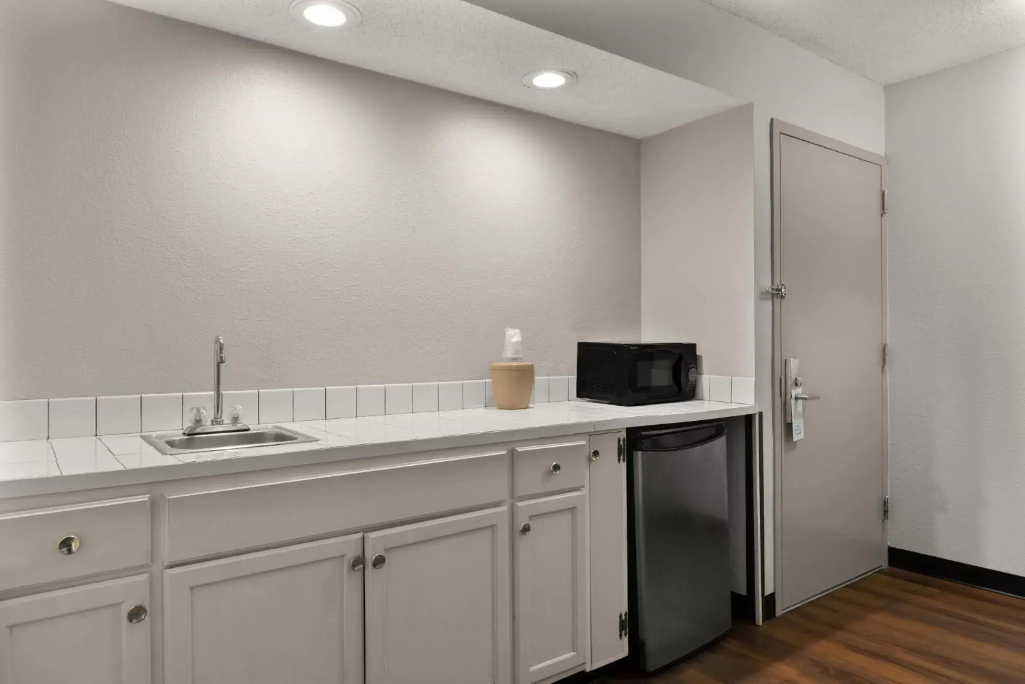 Suite King Room Non-Smoking in Red Roof Inn & Suites Savannah Airport Suite King Room Non-Smoking in Red Roof Inn & Suites Savannah Airport