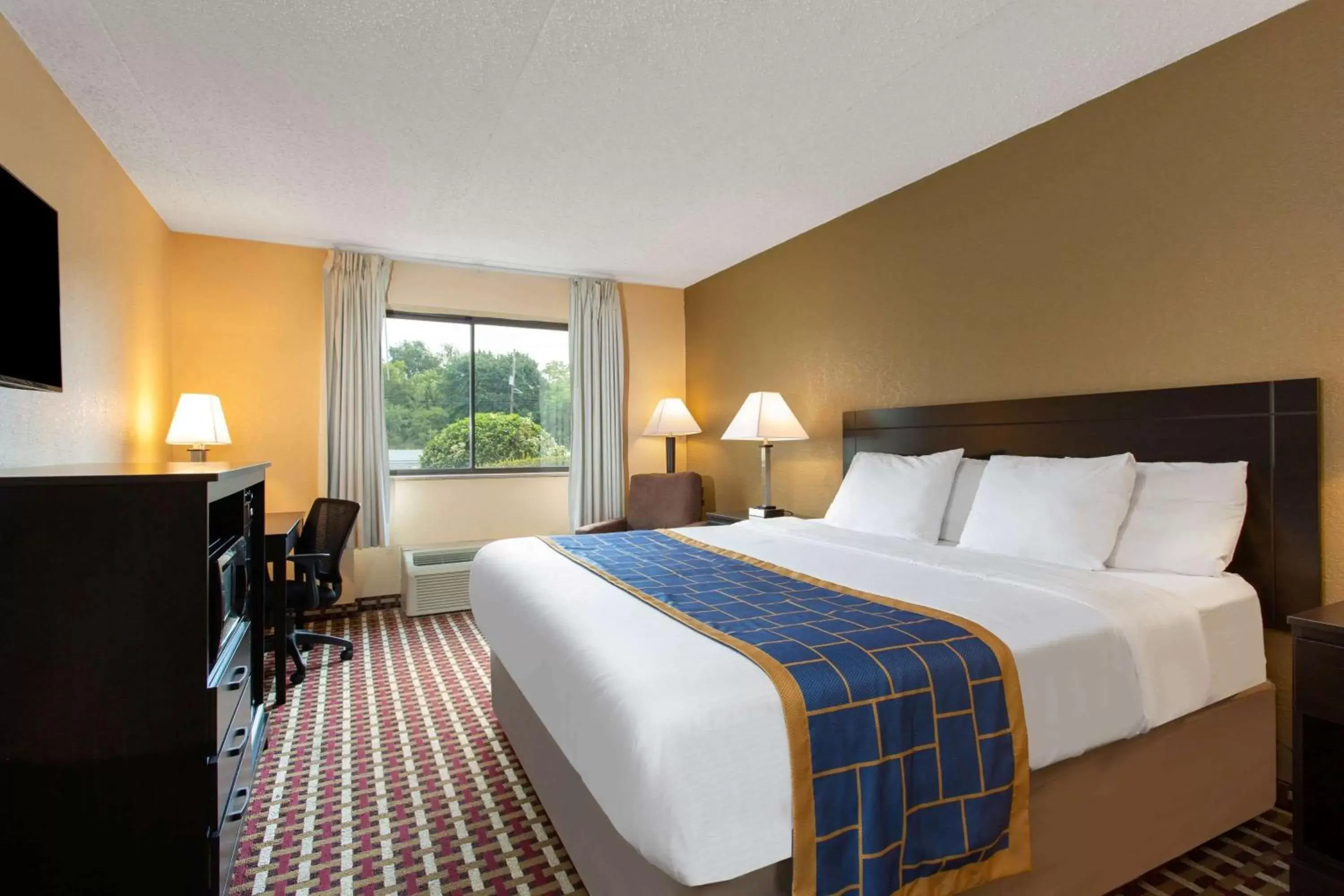 Photo of the whole room, Bed in Days Inn by Wyndham Hillsborough