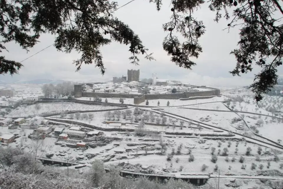 Neighbourhood, Winter in Hotel Tic Tac